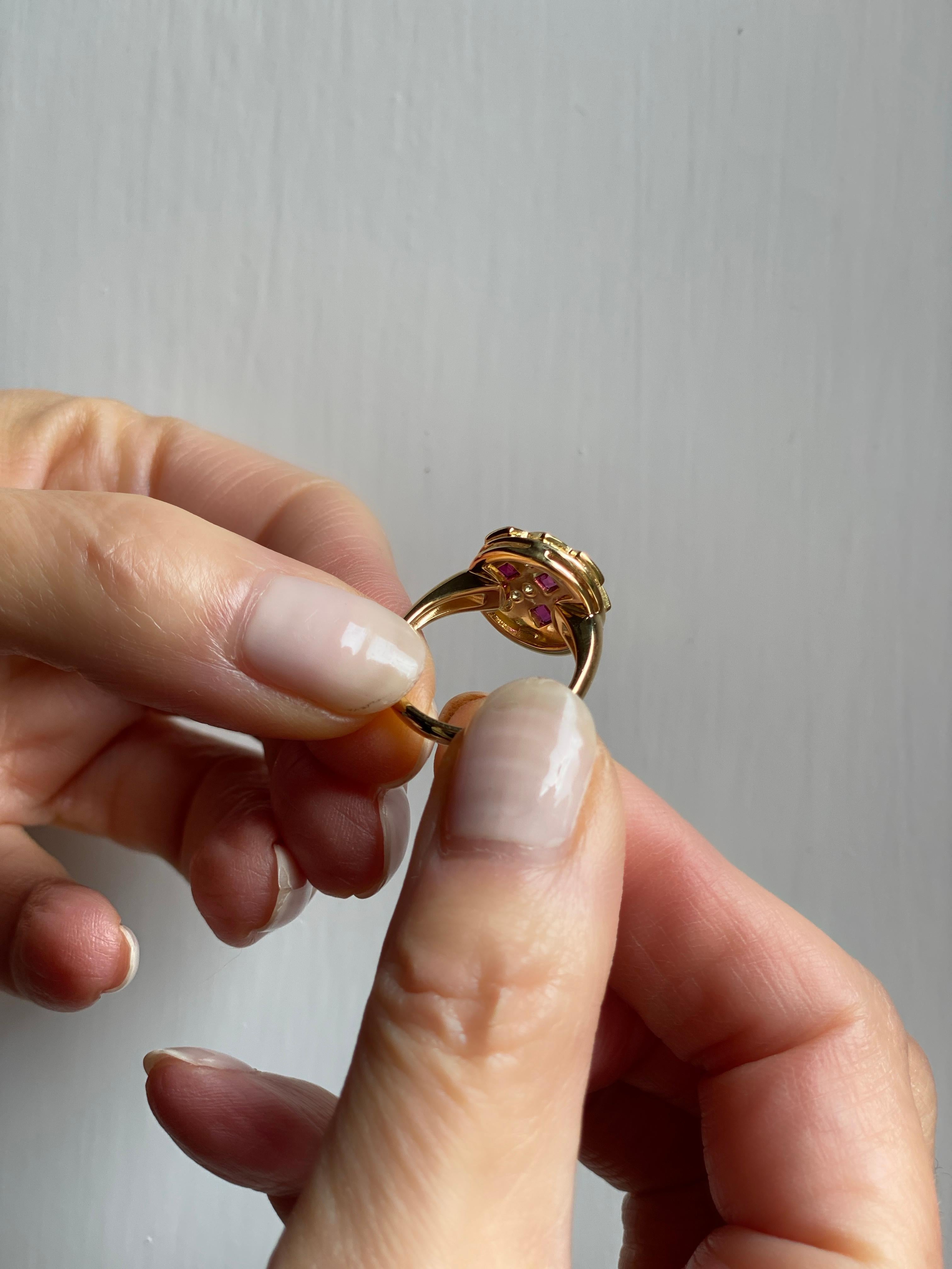 Bague cocktail Rubys Chess en or jaune 18k et diamants blancs Rossella Ugolini Pour hommes en vente