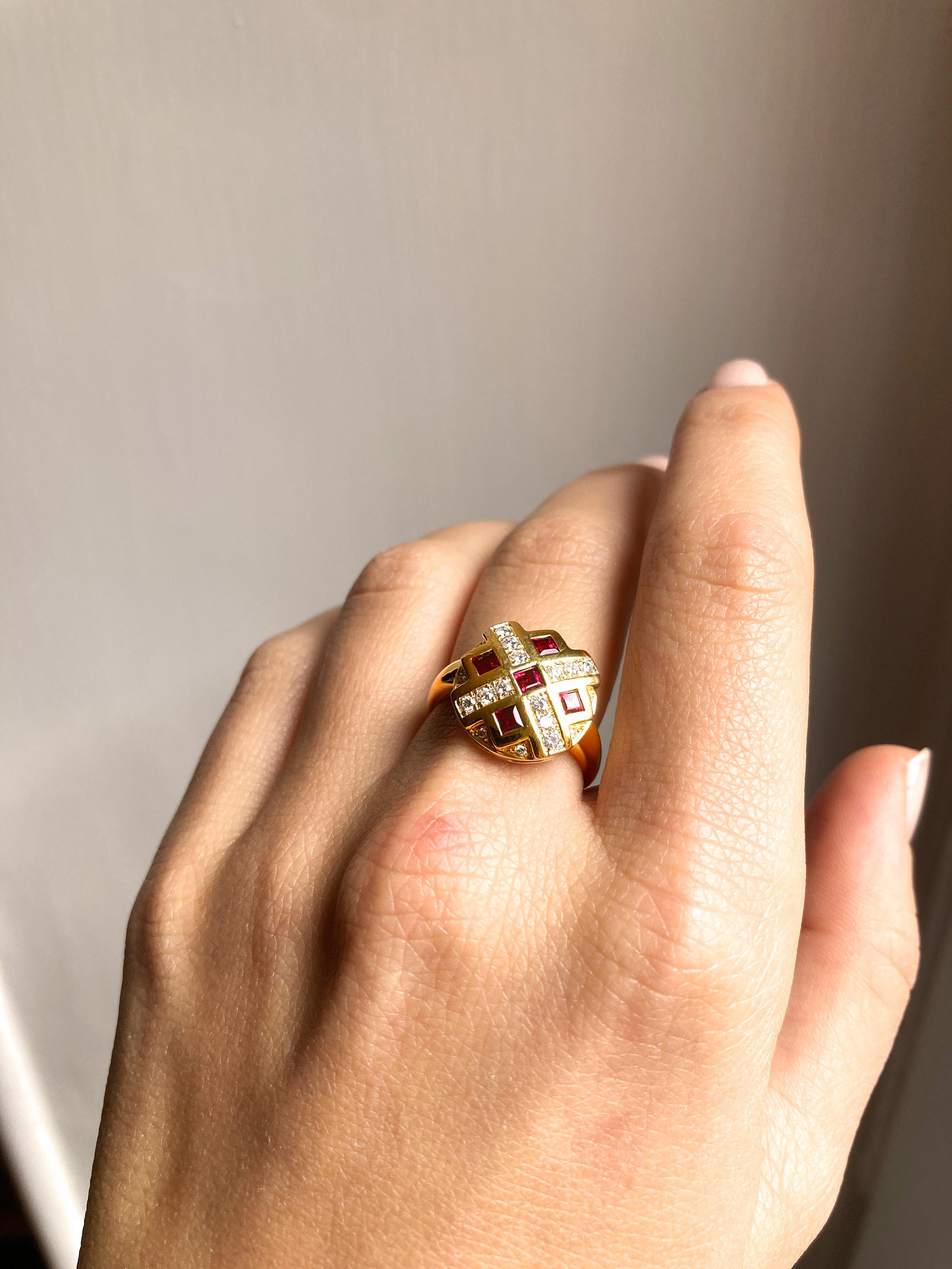 Bague cocktail Rubys Chess en or jaune 18k et diamants blancs Rossella Ugolini en vente 1