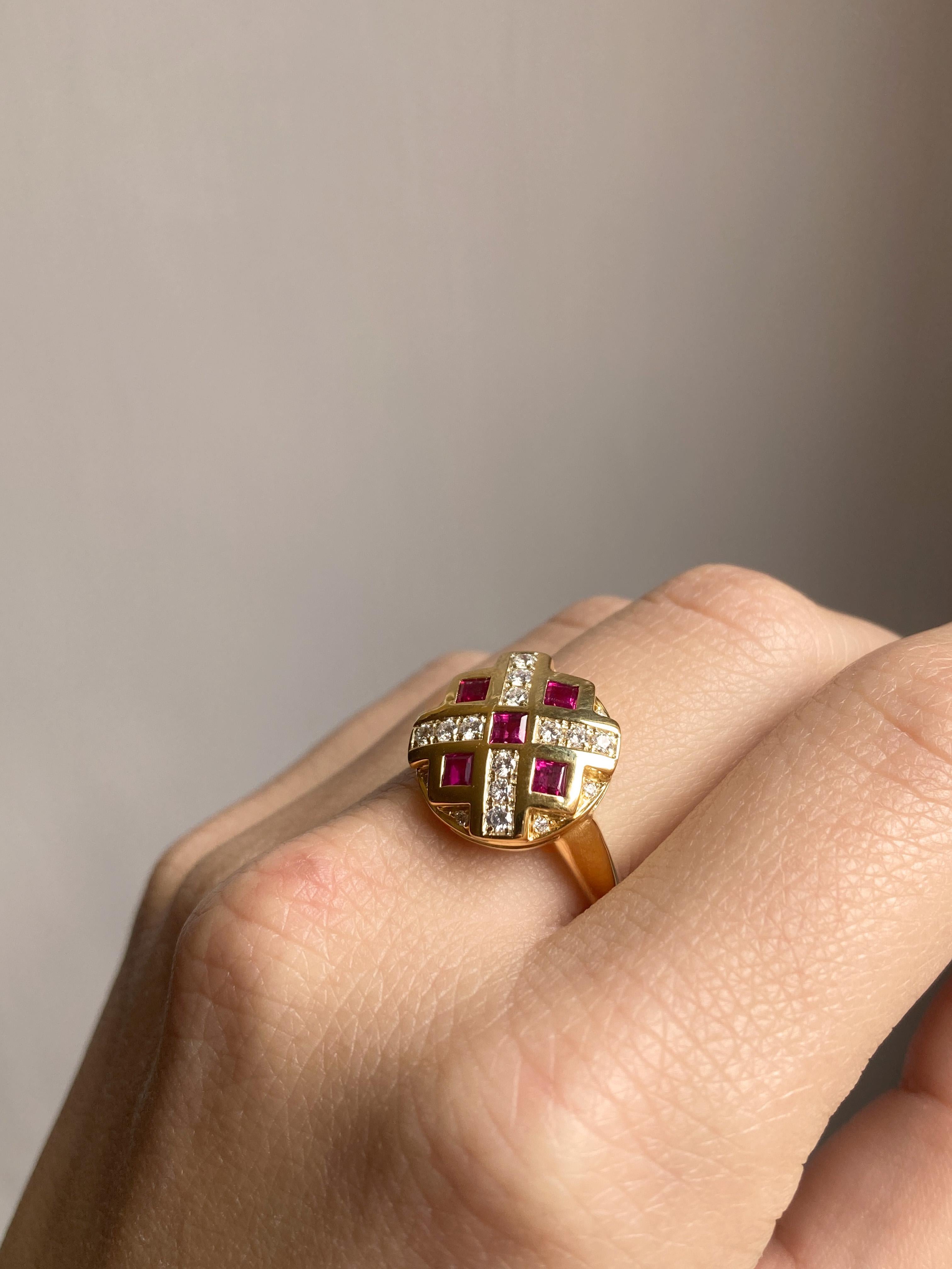 Bague cocktail Rubys Chess en or jaune 18k et diamants blancs Rossella Ugolini en vente 2