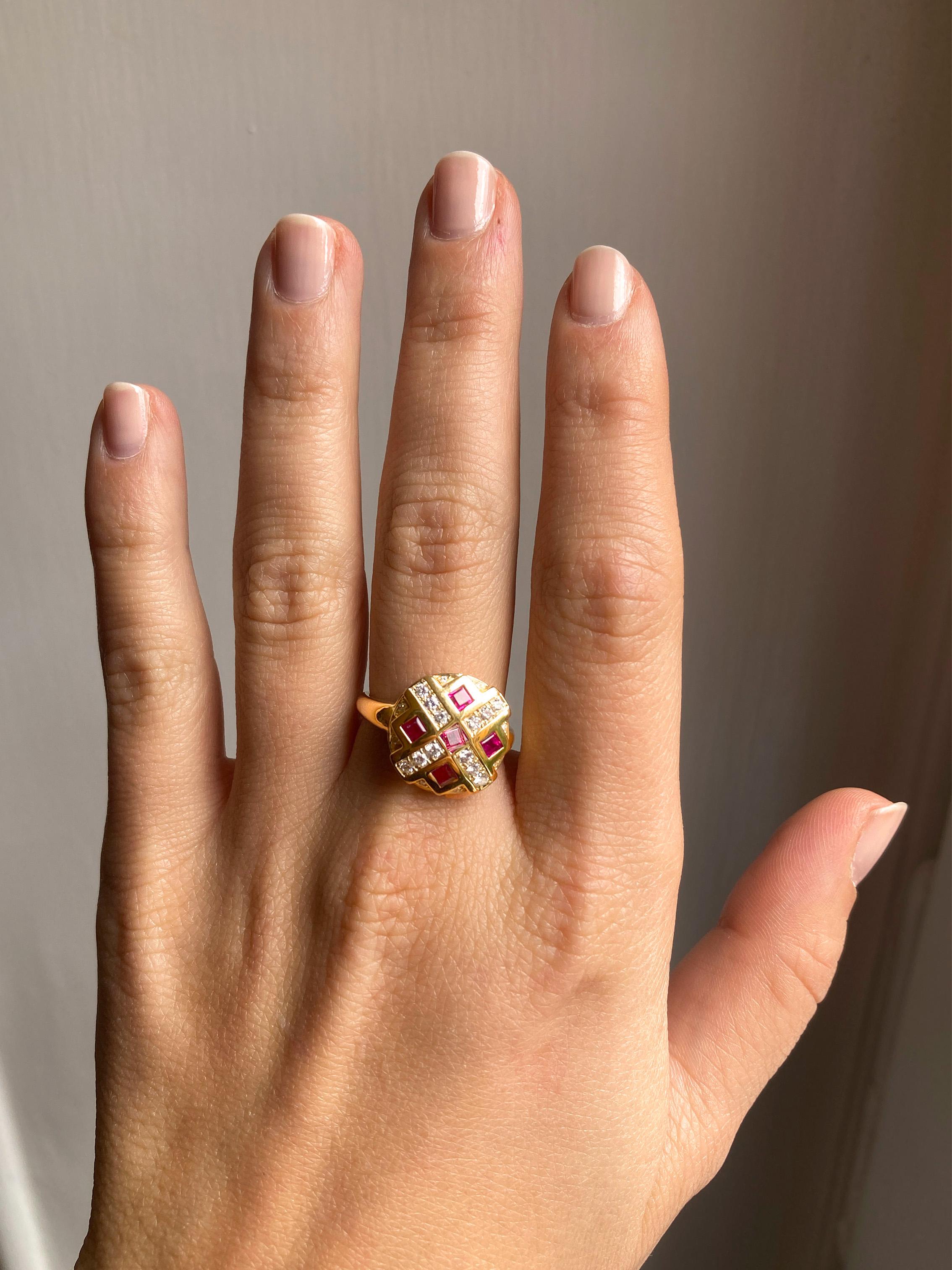 Bague cocktail Rubys Chess en or jaune 18k et diamants blancs Rossella Ugolini en vente 3
