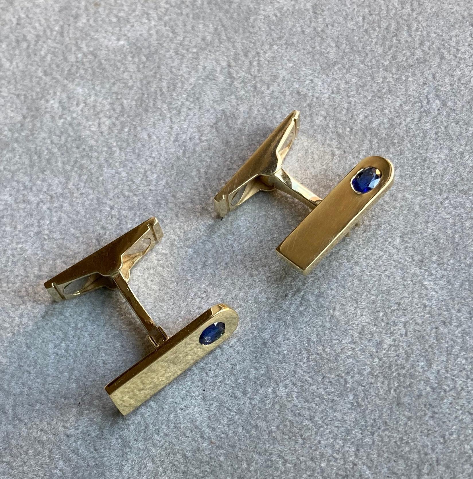 Taglio ovale Rossella Ugolini Gemelli da polso uomo in oro giallo 18kt con zaffiro ovale in vendita