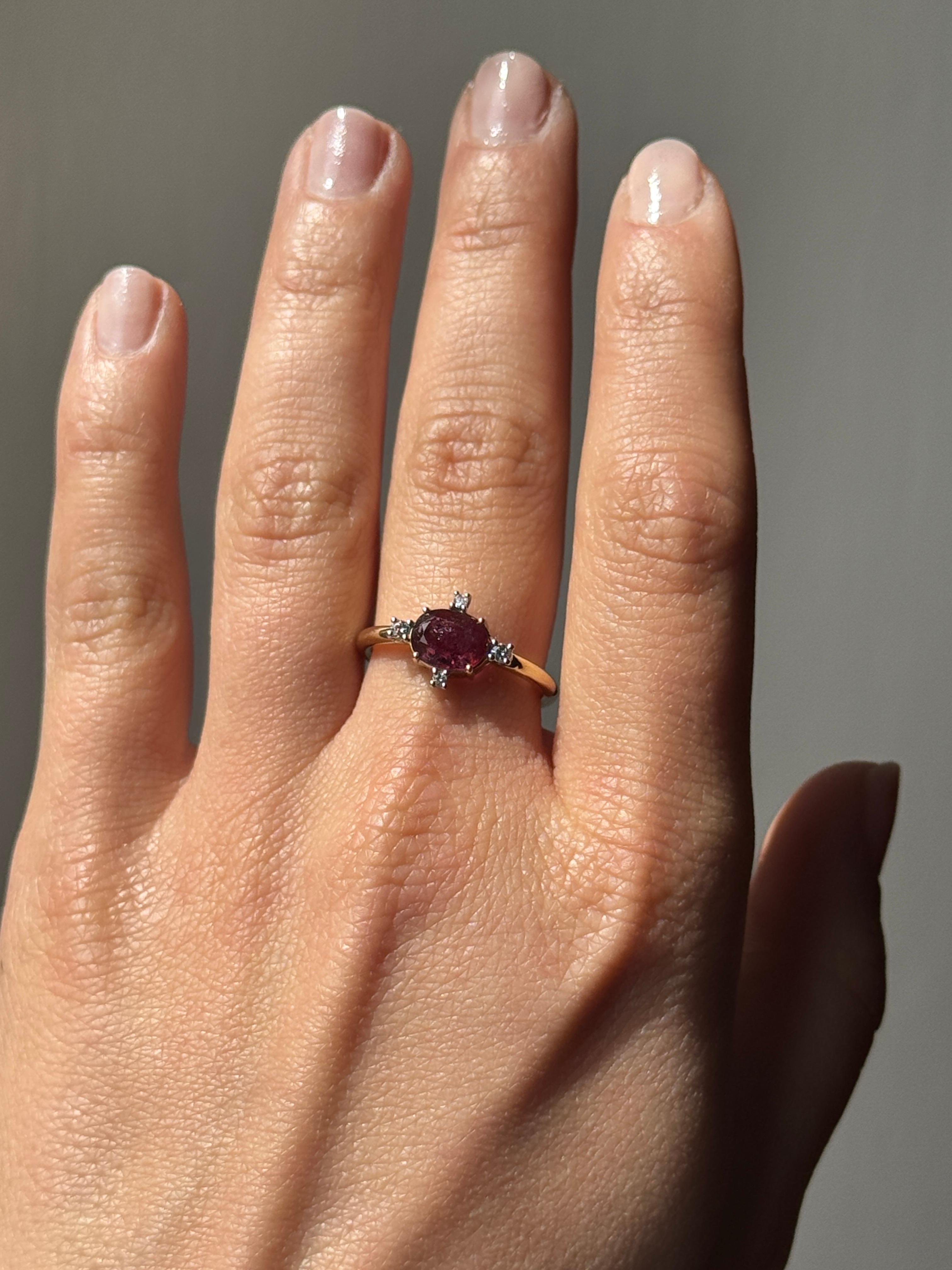 Taglio ovale Rossella Ugolini 2 Carati Rubino Bianco Diamanti Oro Giallo 18K  Anelli a grappolo in vendita