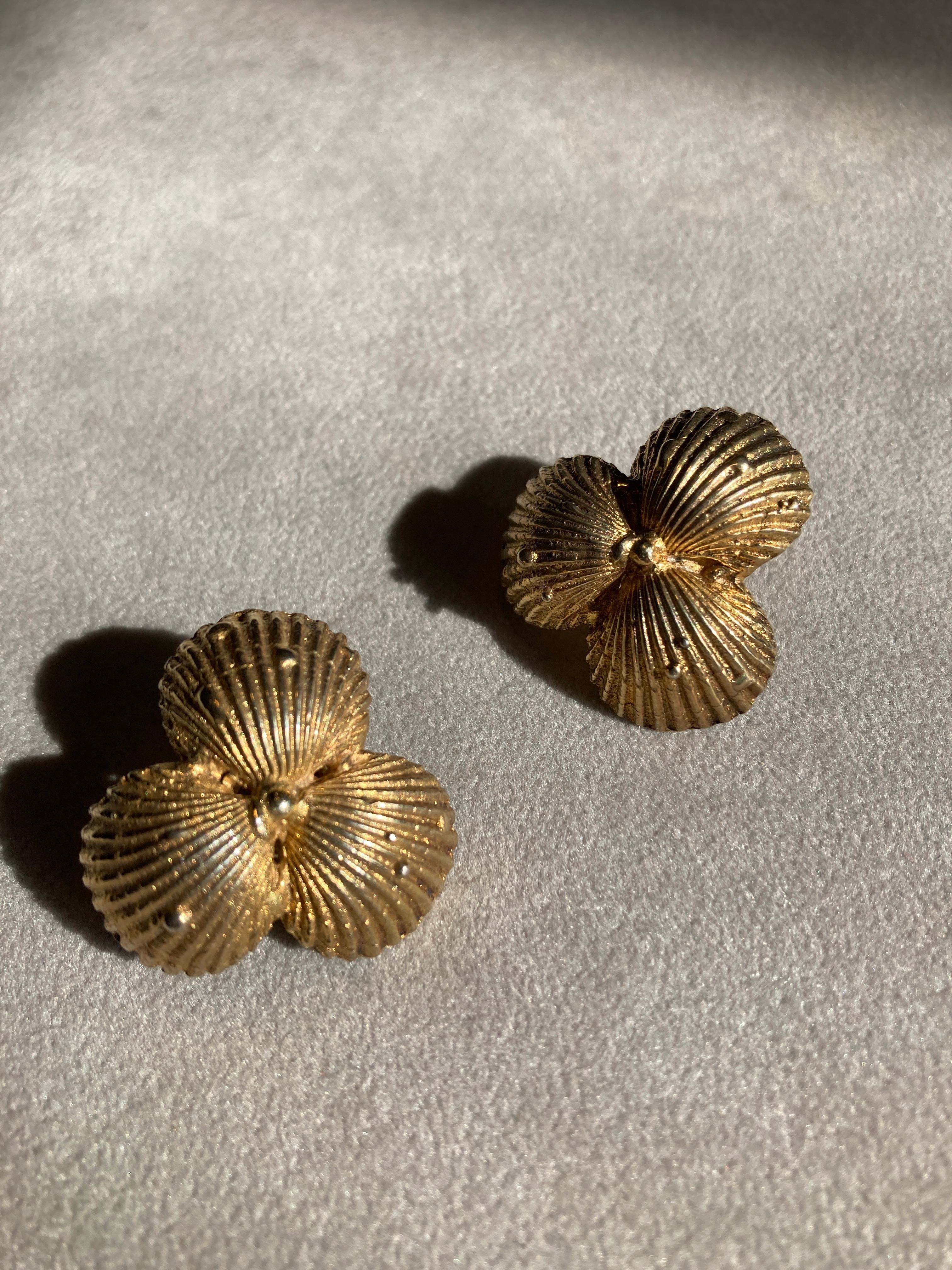 Orecchini a clip con conchiglia placcata oro 24 carati di Rossella Ugolini in vendita 6