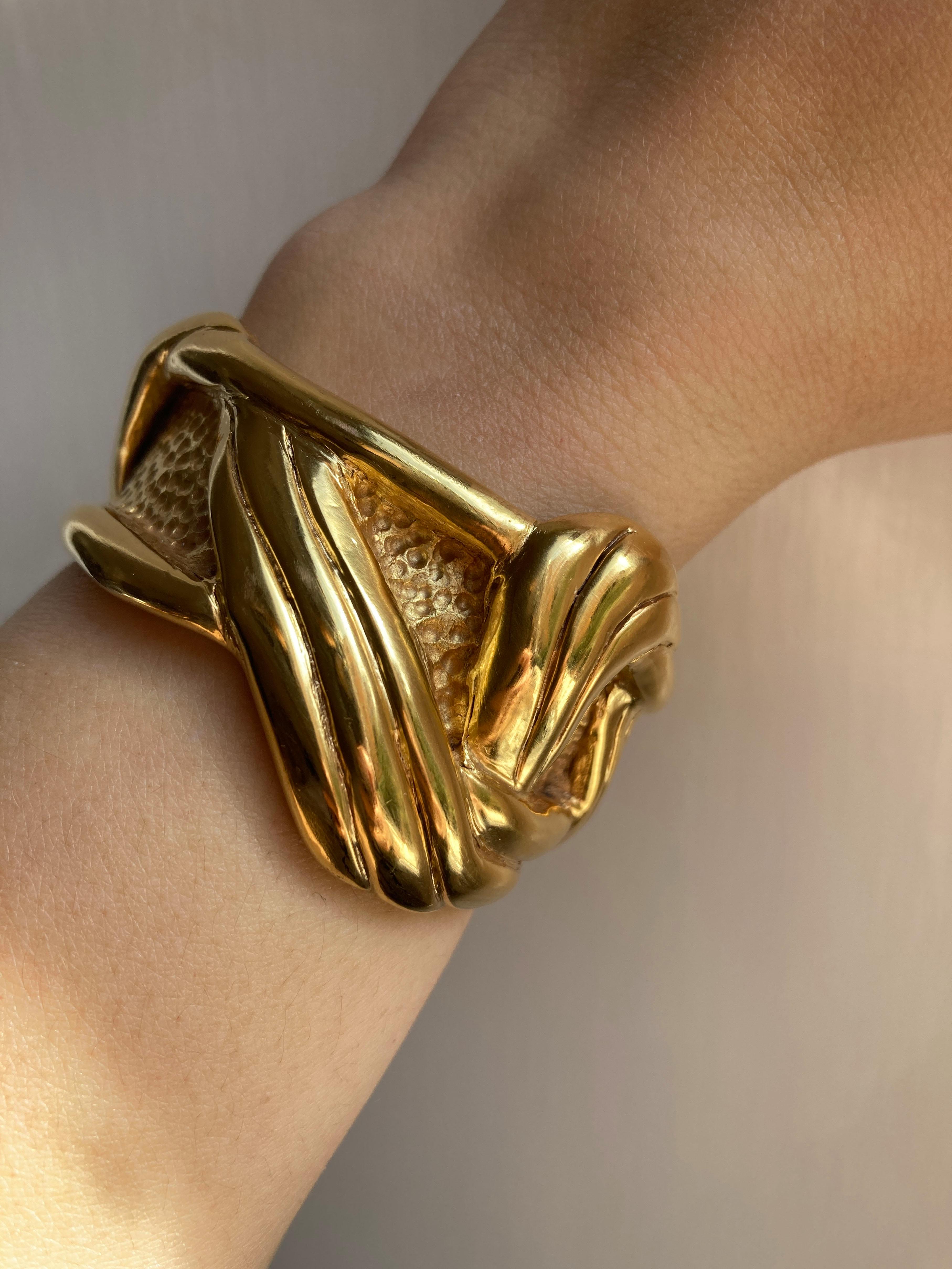 Bracelet manchette martelé plaqué or 24k Rossella Ugolini Made in Italy.
Dimensions : Hauteur : de 3,5 mm à 2,2 mm
Poids : 36,5 g
Bracelet manchette gaufré et martelé à la main sur une plaque d'argent sterling plaquée or jaune 24 carats. Ce bracelet