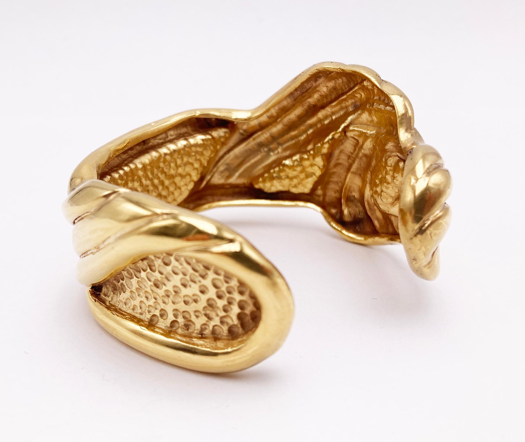 Bracelet manchette martelé plaqué or jaune 24k Rossella Ugolini Made in Italy Neuf - En vente à Rome, IT