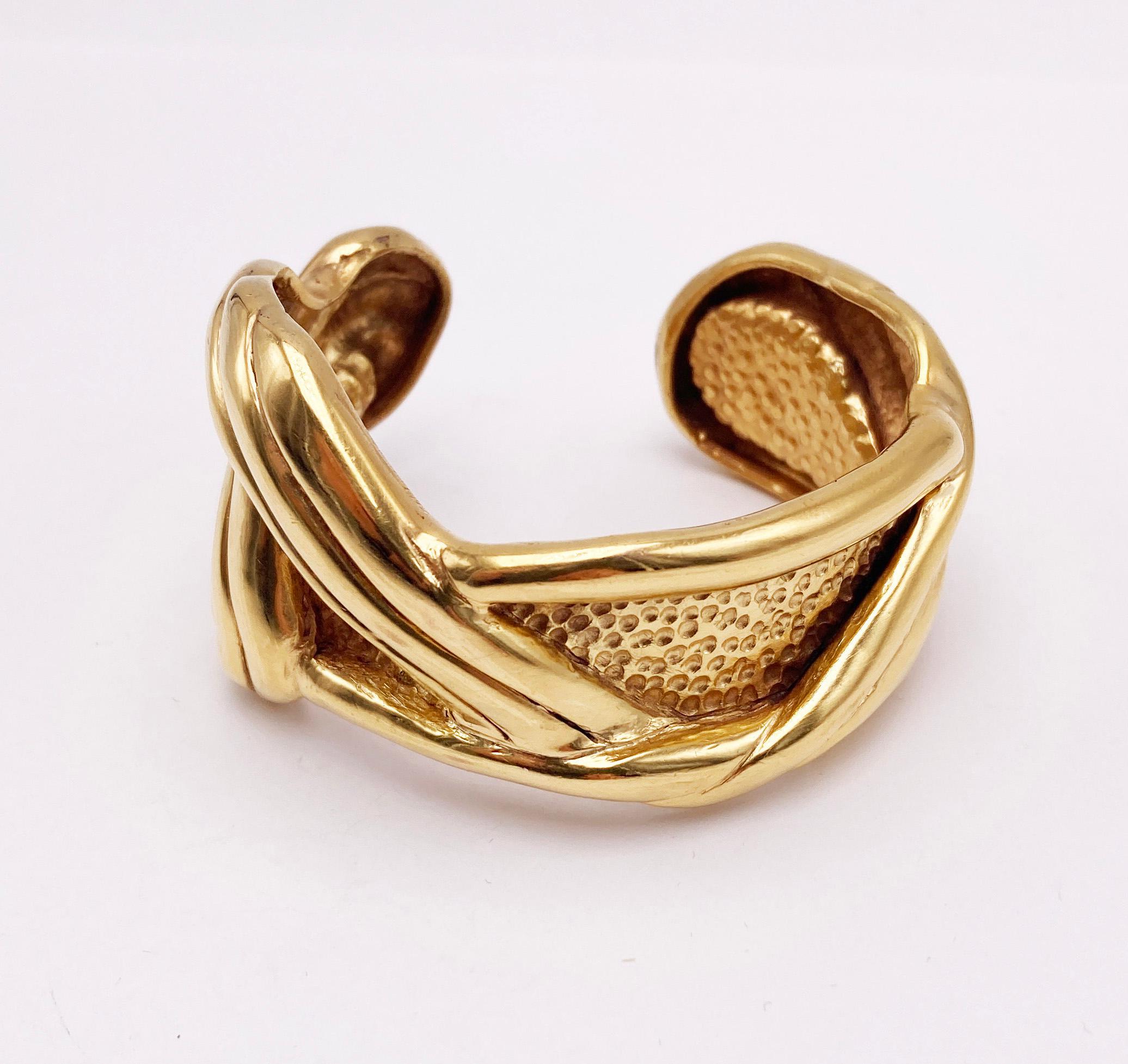 Bracelet manchette martelé plaqué or jaune 24k Rossella Ugolini Made in Italy Pour femmes en vente