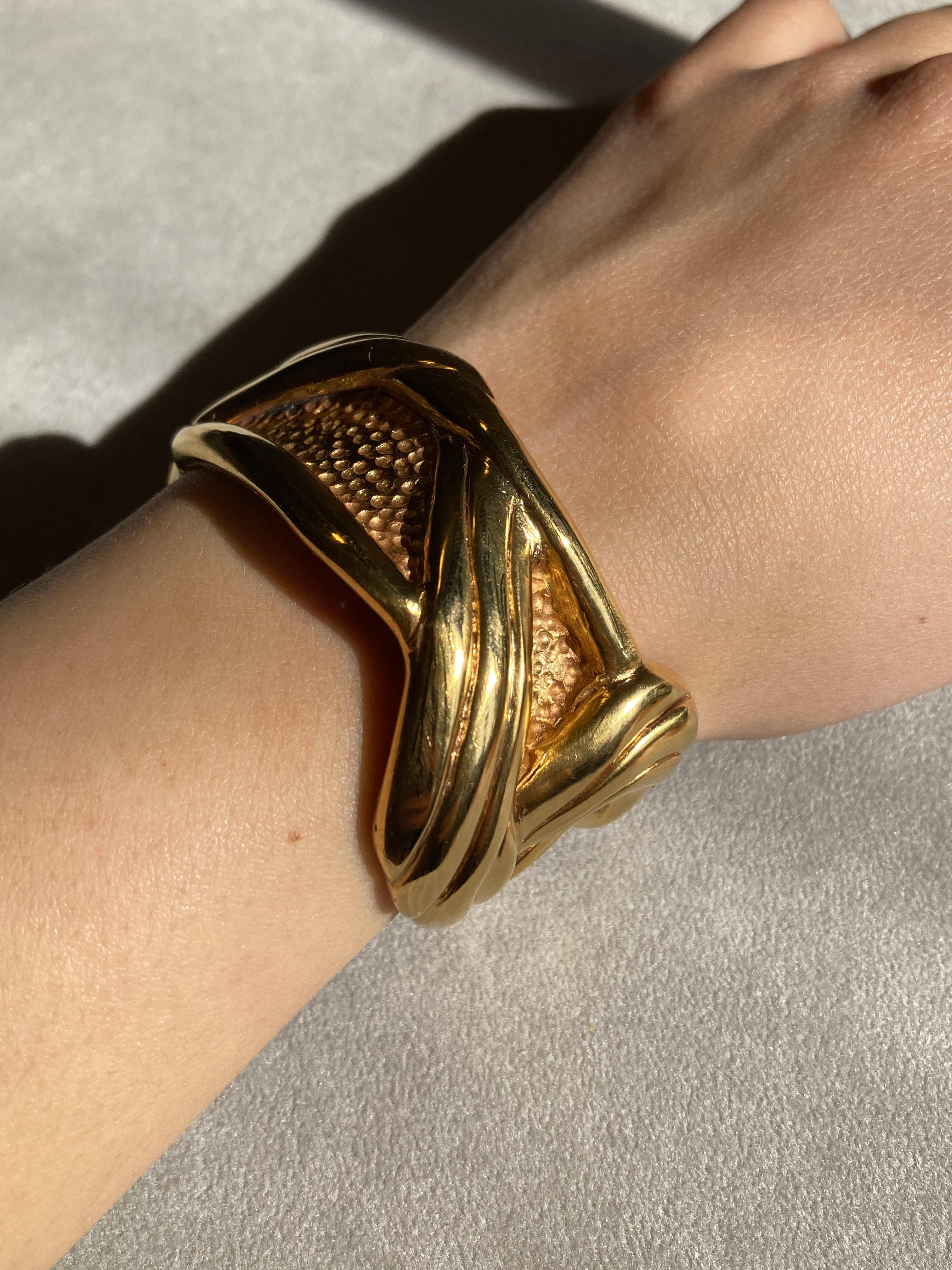 Bracelet manchette martelé plaqué or jaune 24k Rossella Ugolini Made in Italy en vente 1