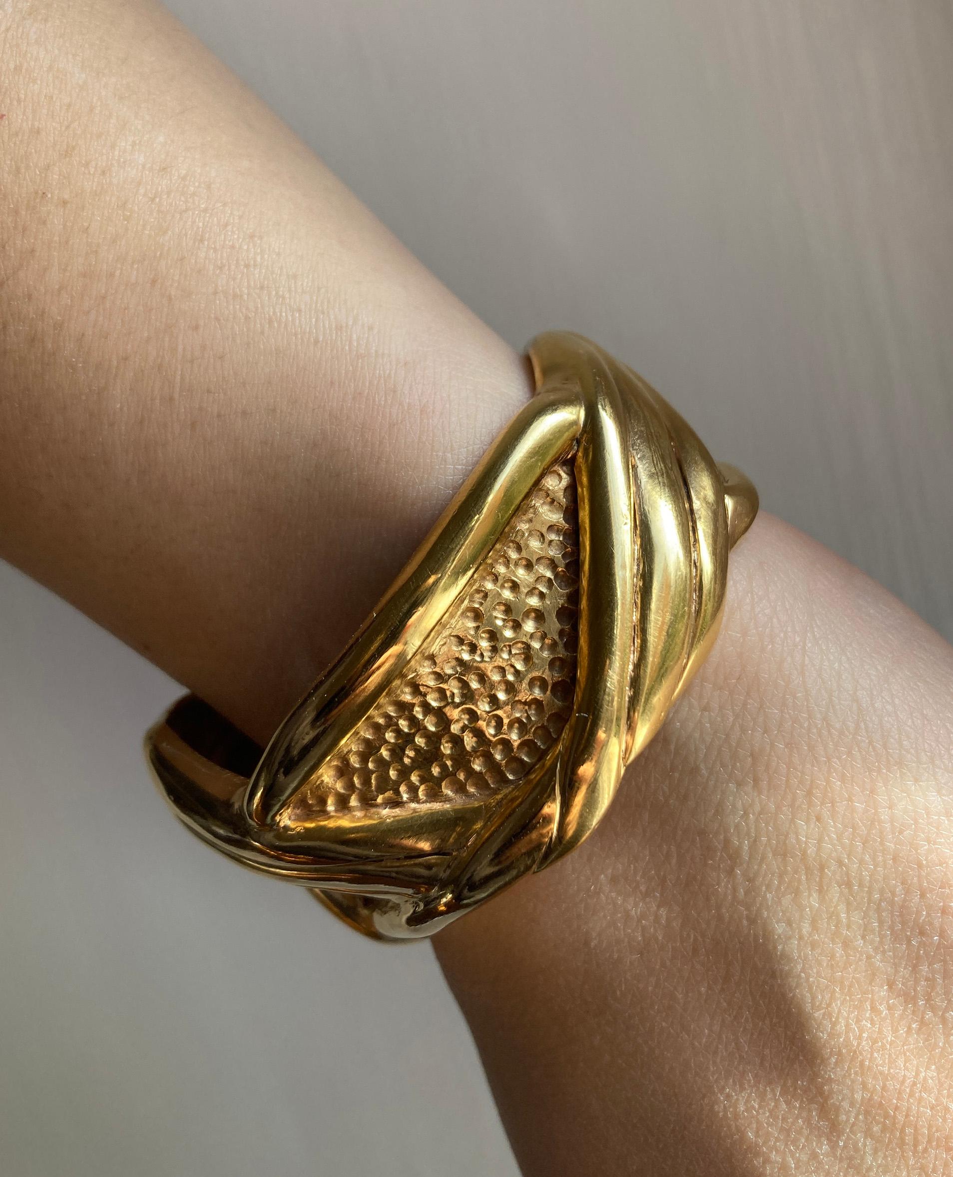 Bracelet manchette martelé plaqué or jaune 24k Rossella Ugolini Made in Italy en vente 2