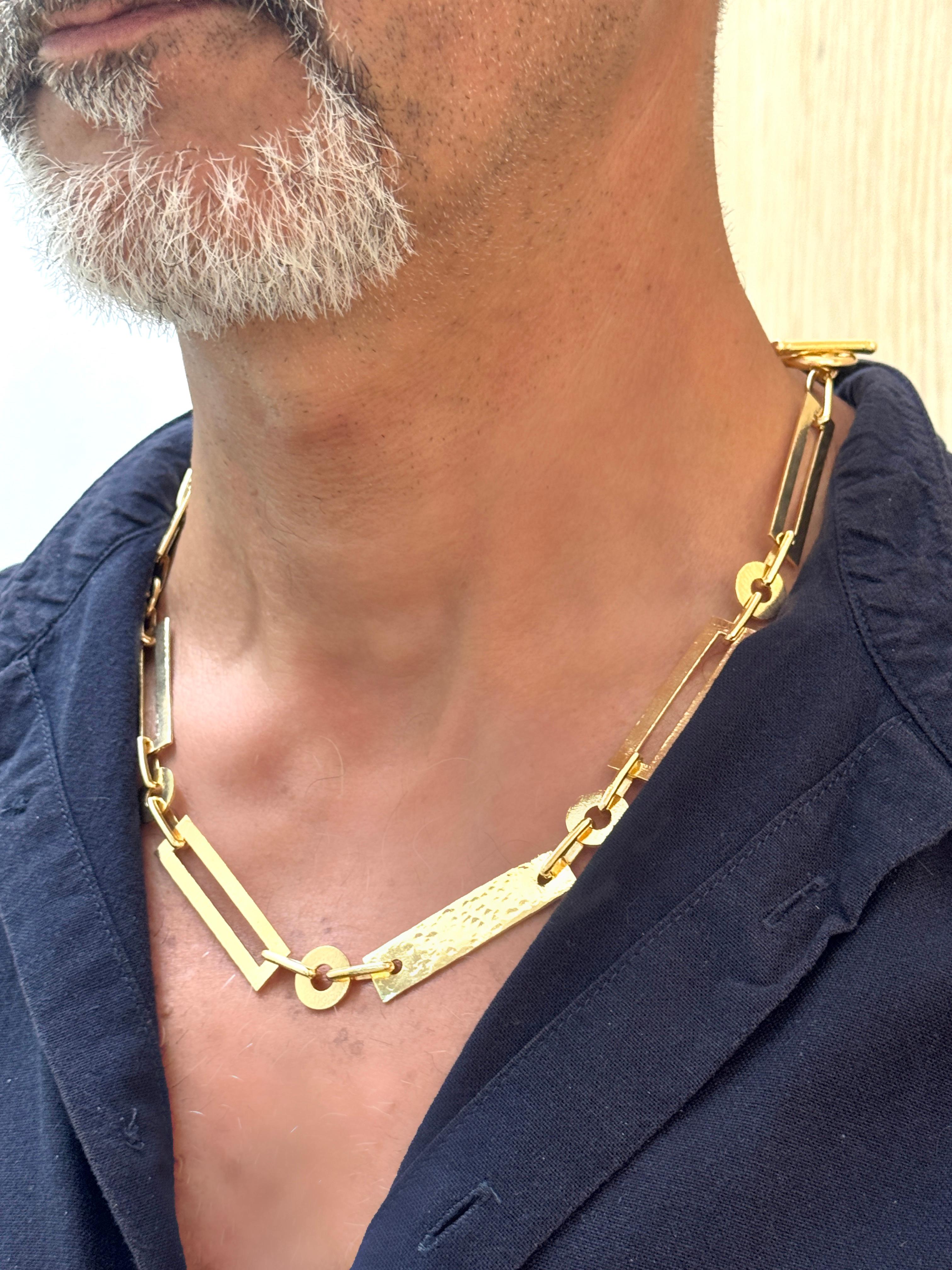 Rossella Ugolini 24k Yellow Gold-plated Hammered Man Lariat-Style Necklace In New Condition For Sale In Rome, IT