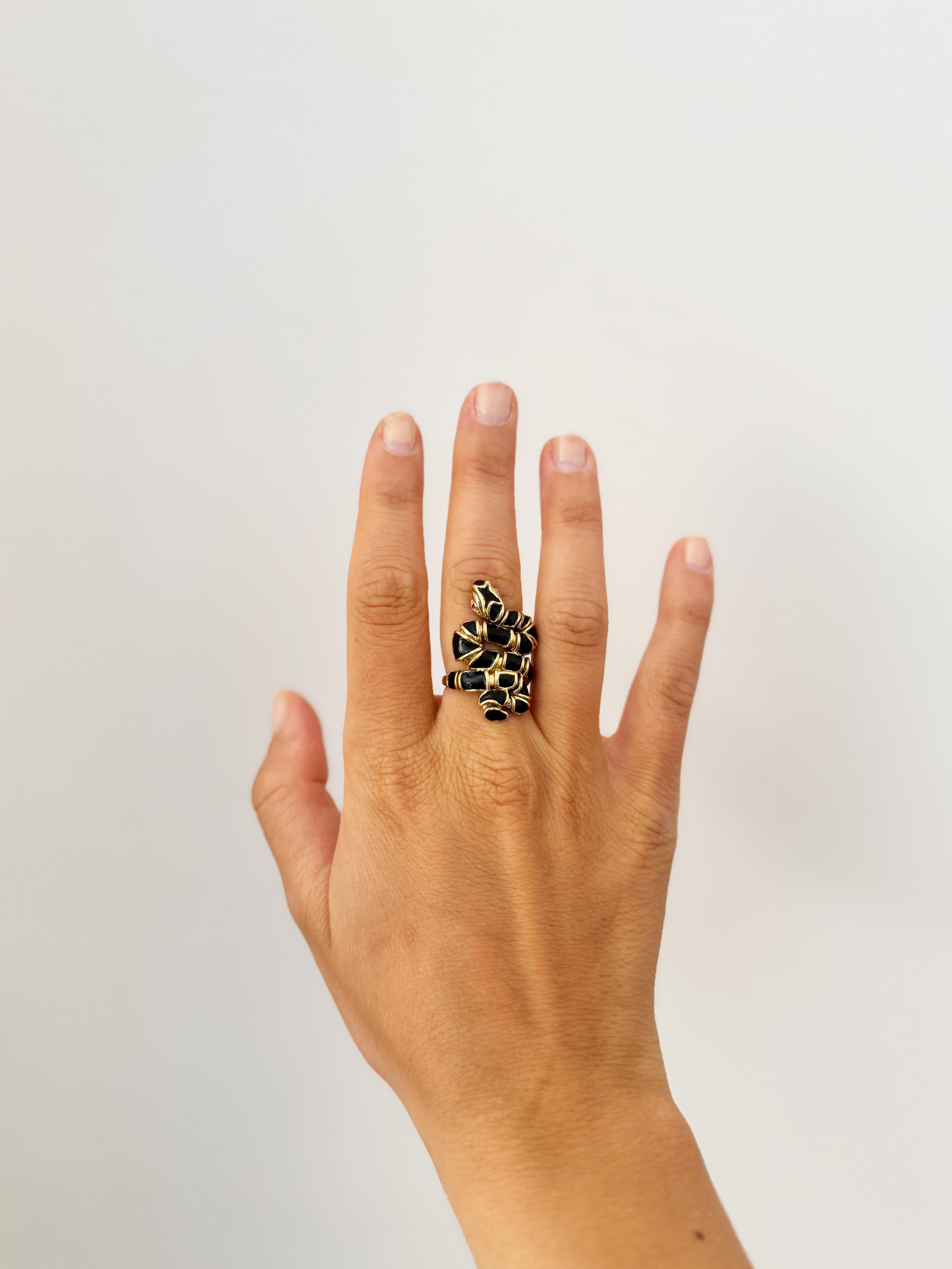 Rossella Ugolini 24k Gelbgold plattiert Rubin Auge Schwarz Emaille Schlange Ring. Dieser in Italien handgefertigte Schlangenring ist ein einzigartiges Stück im Bohème-Stil und mit schwarzer Emaille verziert. GRÖSSE 6,25 USA. Der Ring ist nicht