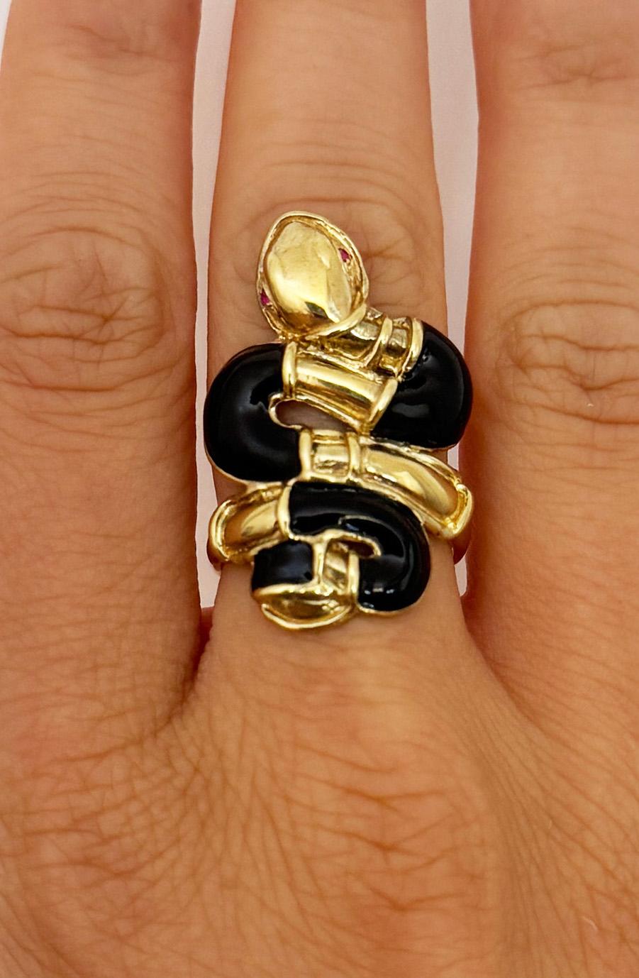 Rossella Ugolini 24k Gelbgold plattiert Rubin Augen Schwarz Emaille Schlange Ring. Dieser in Italien handgefertigte Schlangenring ist ein einzigartiges Stück im Bohème-Stil und mit schwarzer Emaille verziert. GRÖSSE 6.75 US.  Der Ring ist nicht