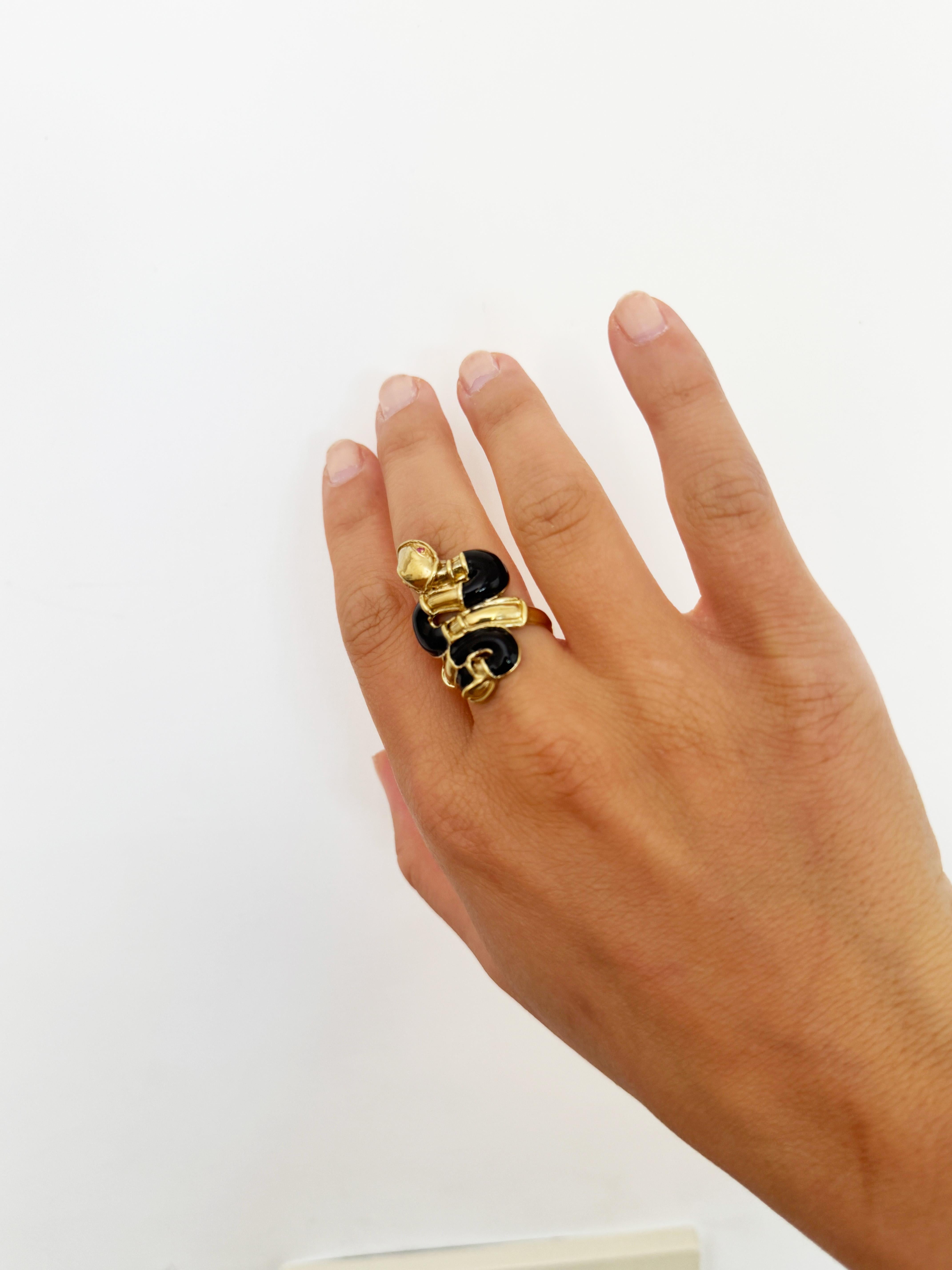 Rossella Ugolini 24k Gelbgold plattiert Rubin Auge Schwarz Emaille Schlange Ring (Kunsthandwerker*in) im Angebot