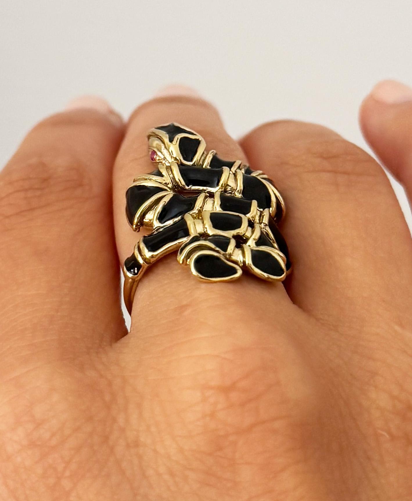 Rossella Ugolini 24k Gelbgold plattiert Rubin Auge Schwarz Emaille Schlange Ring (Brillantschliff) im Angebot