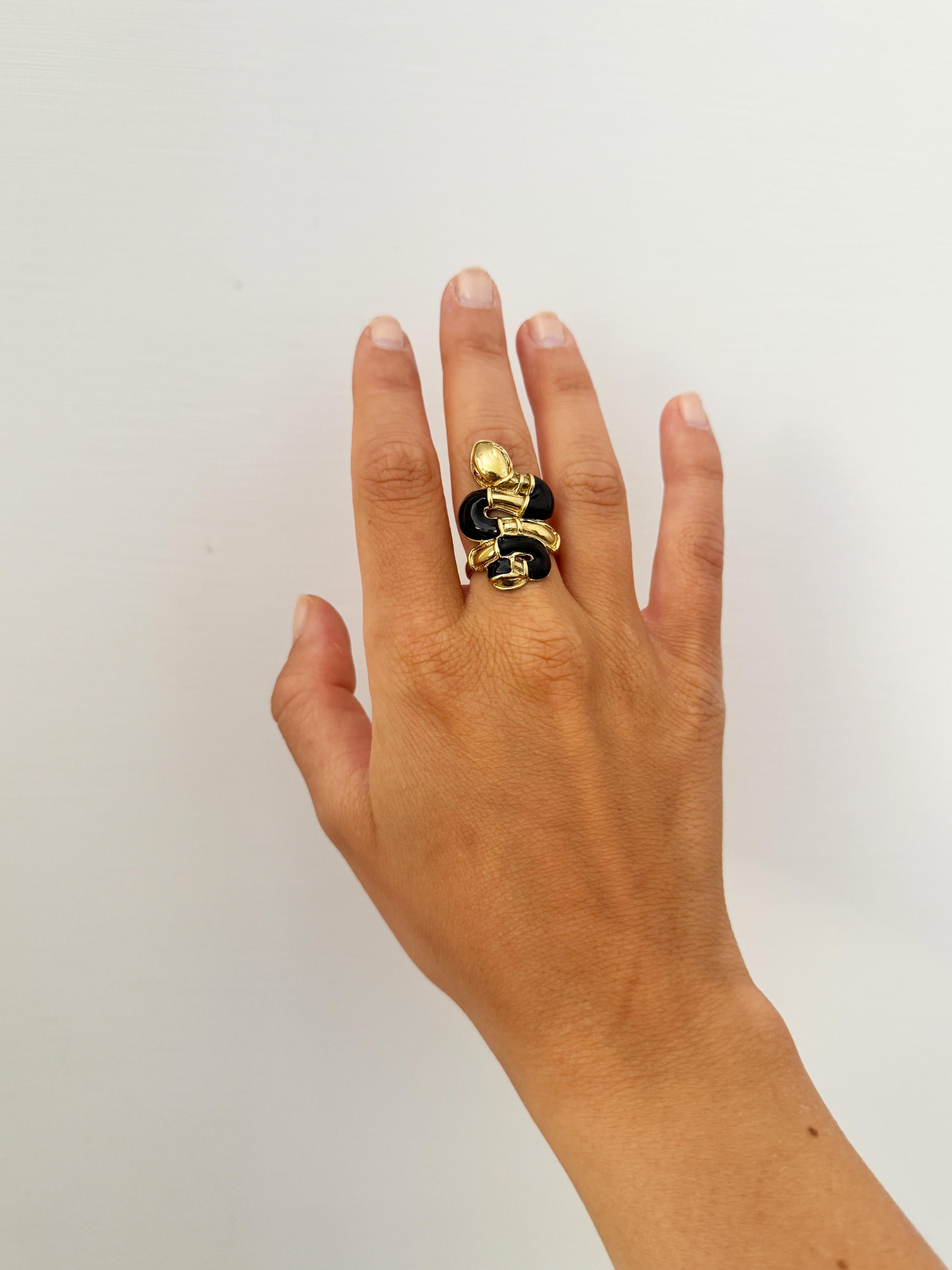 Rossella Ugolini 24k Gelbgold plattiert Rubin Auge Schwarz Emaille Schlange Ring (Brillantschliff) im Angebot