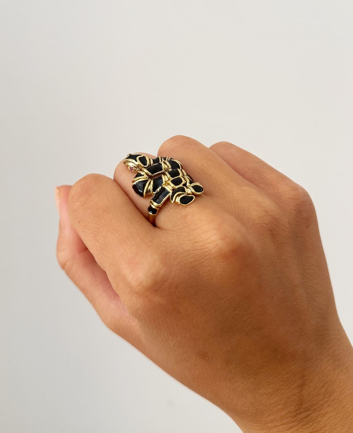 Rossella Ugolini 24k Gelbgold plattiert Rubin Auge Schwarz Emaille Schlange Ring im Zustand „Neu“ im Angebot in Rome, IT