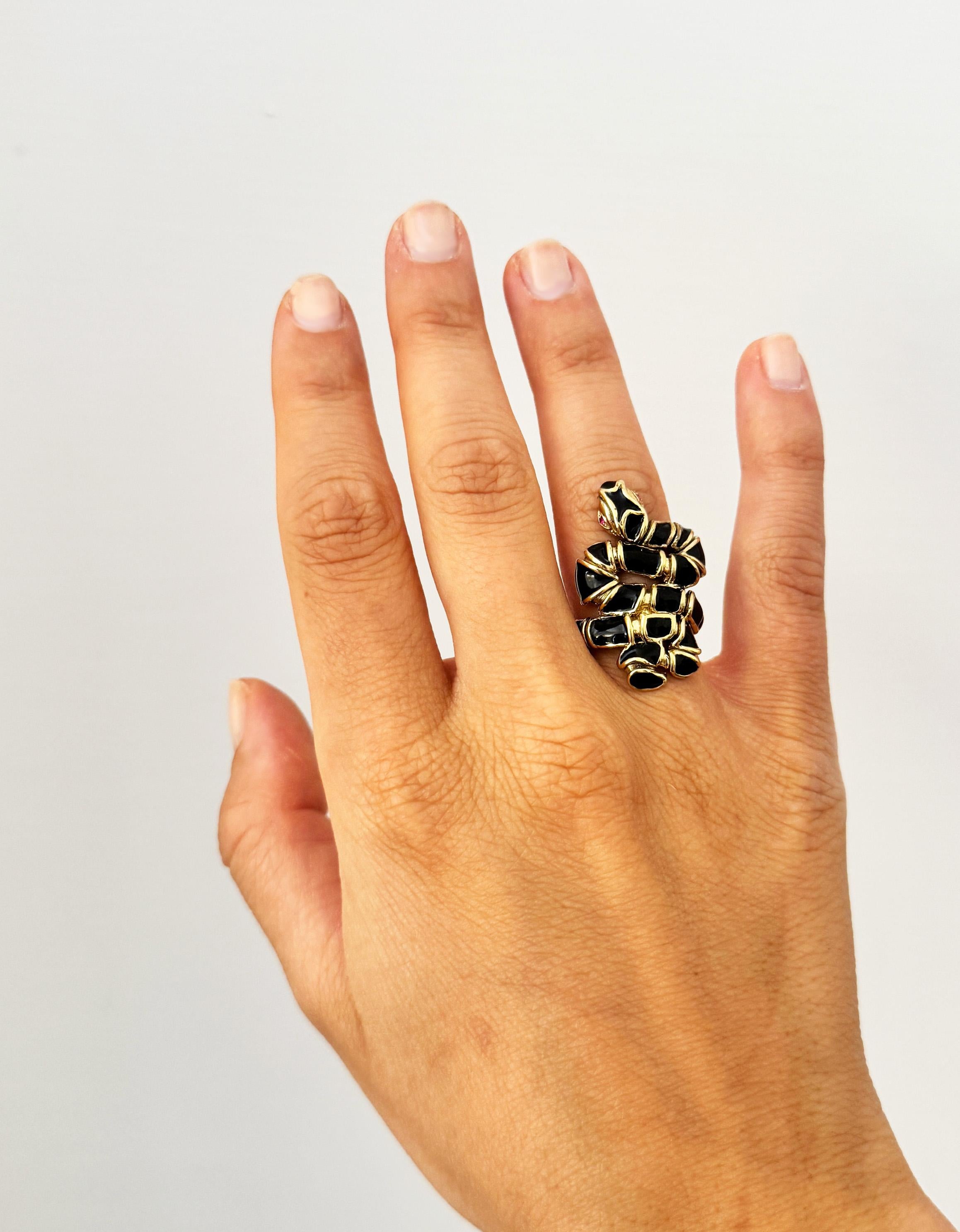 Rossella Ugolini 24k Gelbgold plattiert Rubin Auge Schwarz Emaille Schlange Ring im Angebot 2