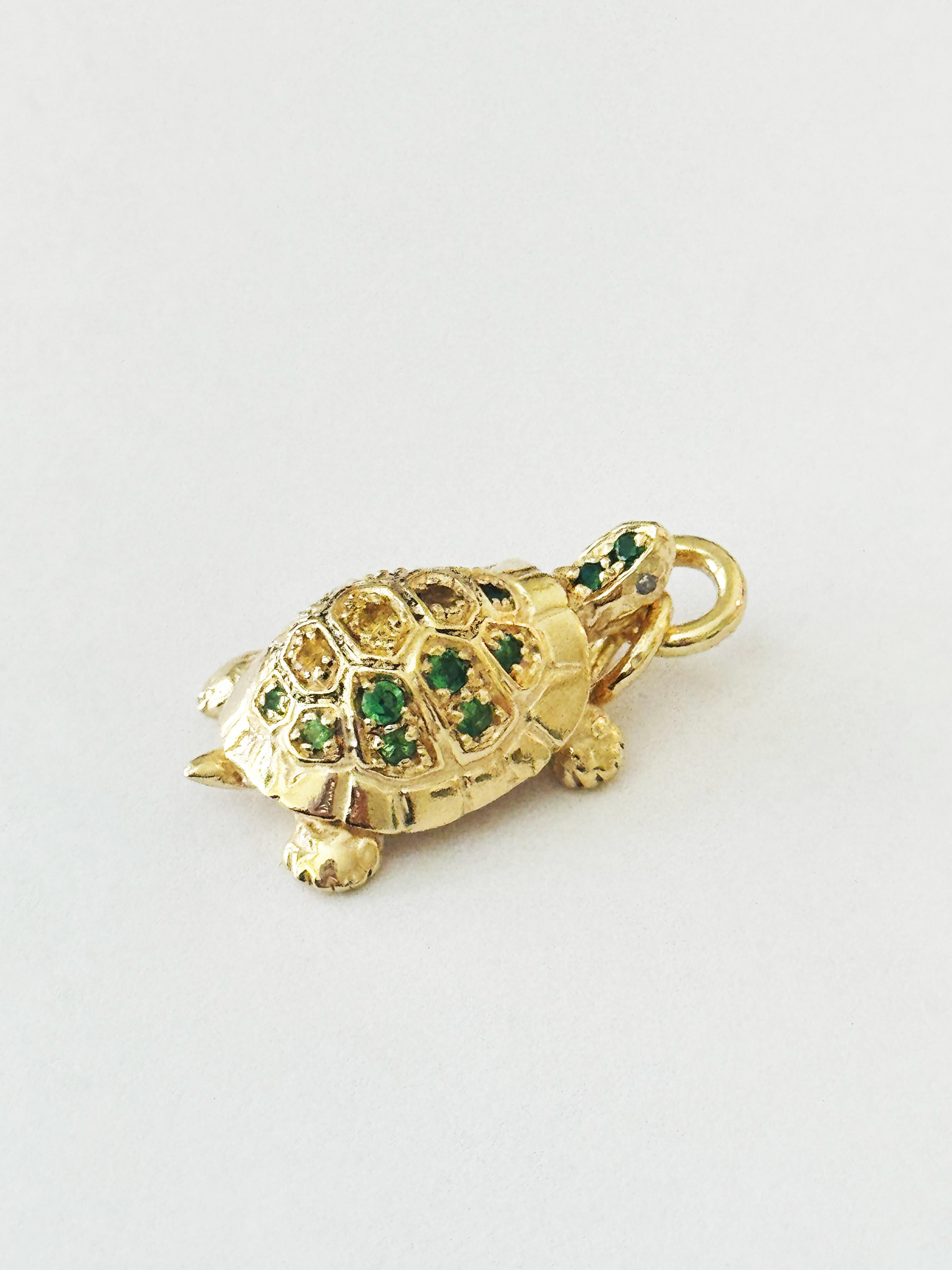 Collana con ciondolo a forma di tartaruga placcato oro giallo 24k con pietre citrine Realizzata a mano in Italia da Rossella Ugolini. Realizzato a mano in argento sterling placcato oro 24k, questo ciondolo a forma di tartaruga è incastonato con