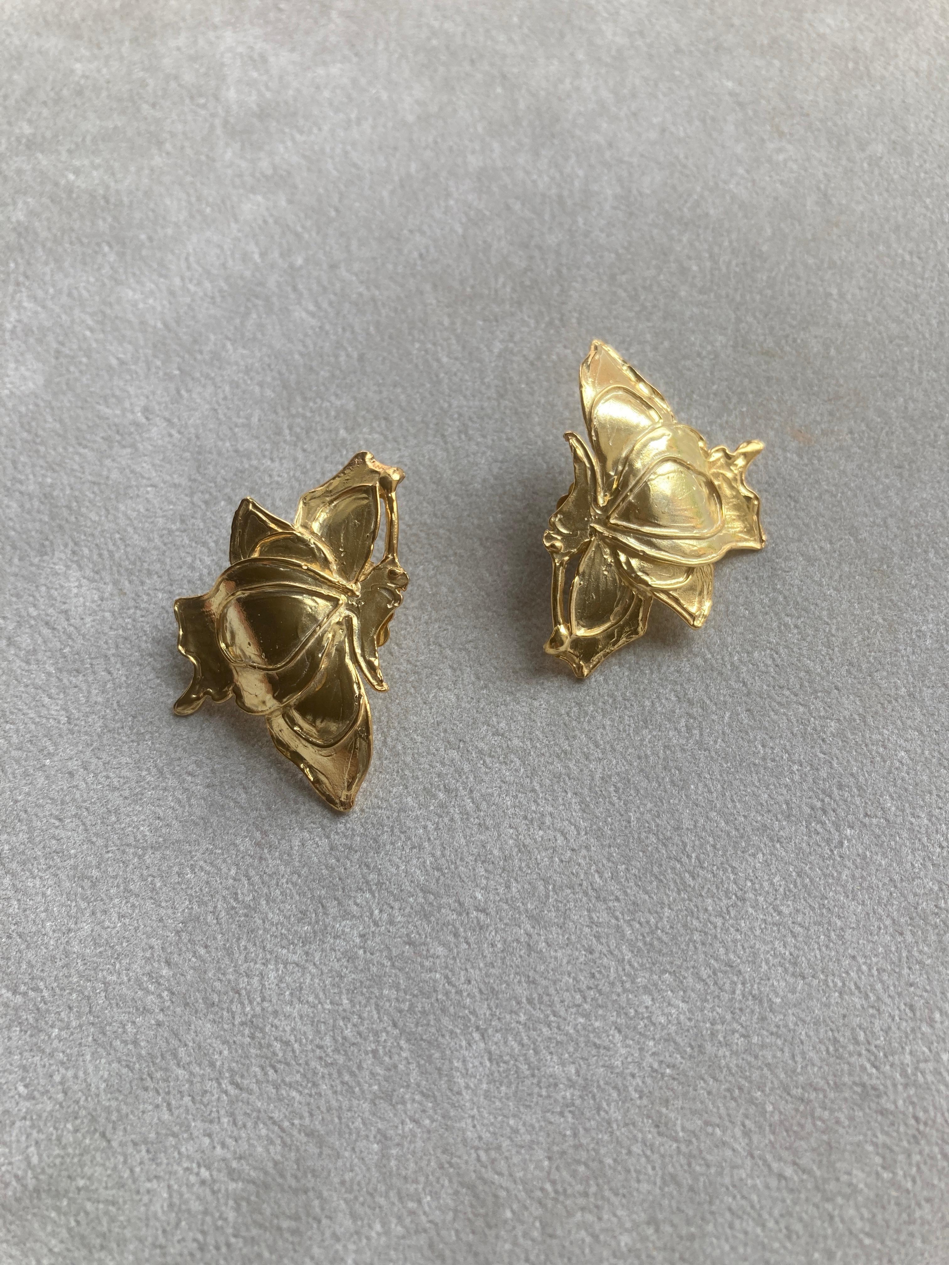 Art nouveau Rossella Ugolini, clous d'oreilles papillon en or plaqué or 24 carats en vente