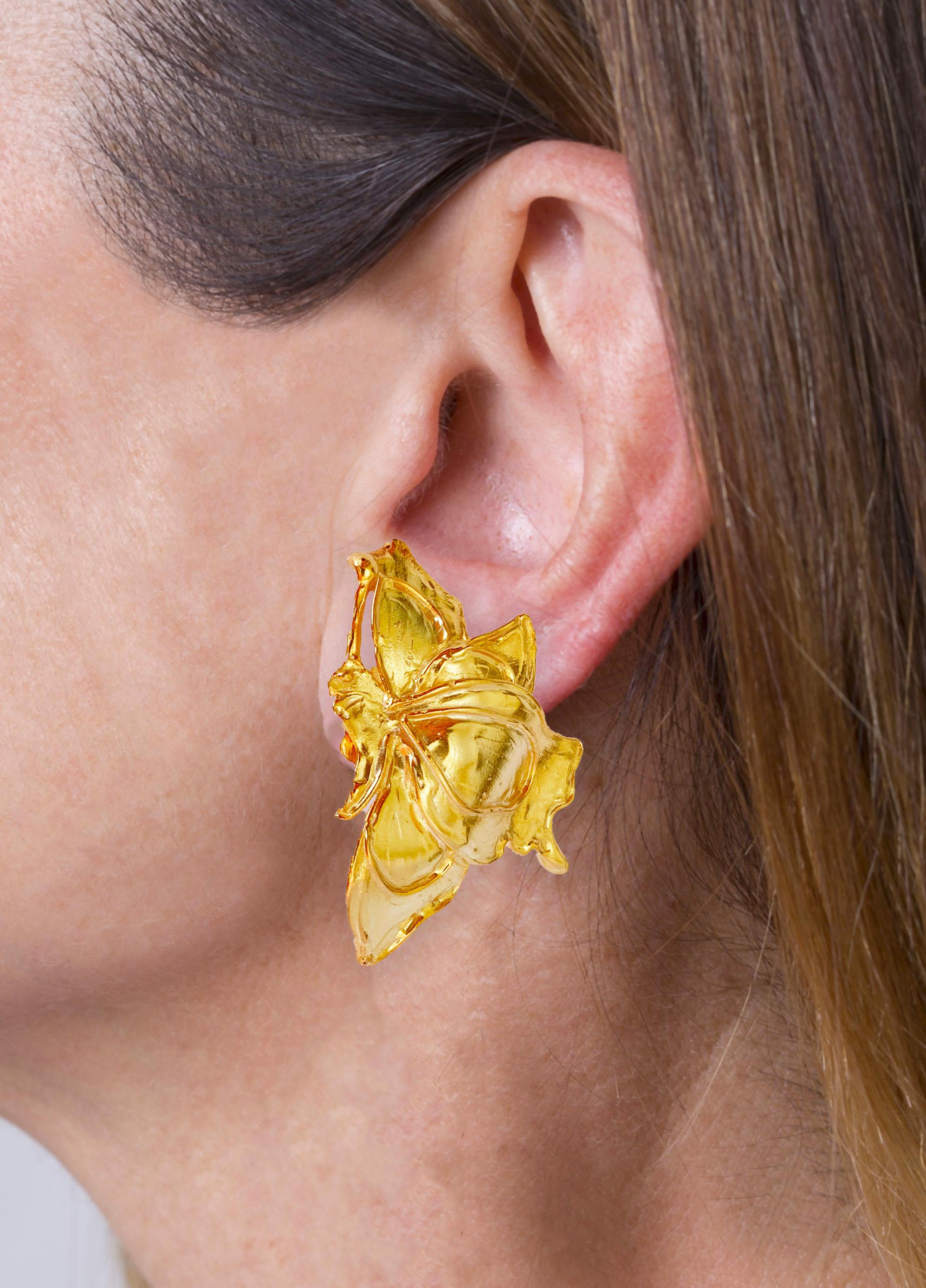 Rossella Ugolini, clous d'oreilles papillon en or plaqué or 24 carats en vente 1