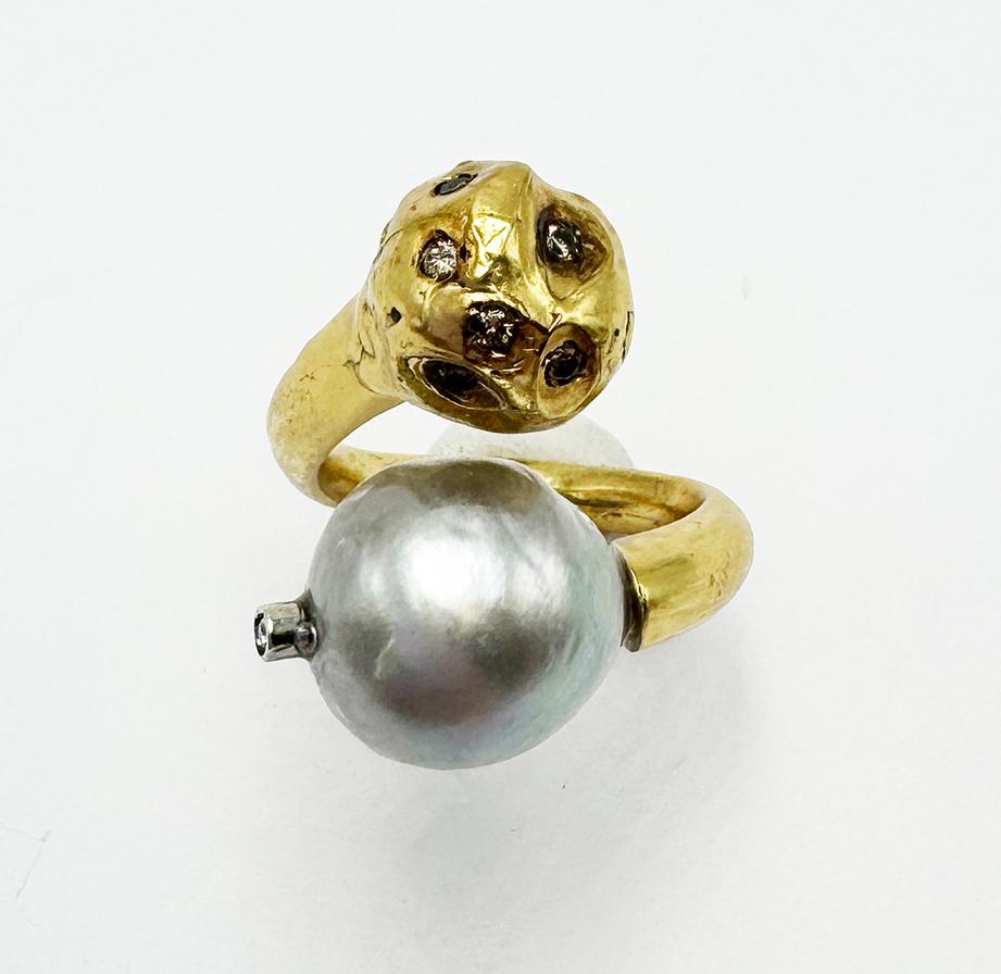 Bague en plaqué or 24kt Rossella Ugolini inspirée de la lune et sertie de diamants gris en vente 1