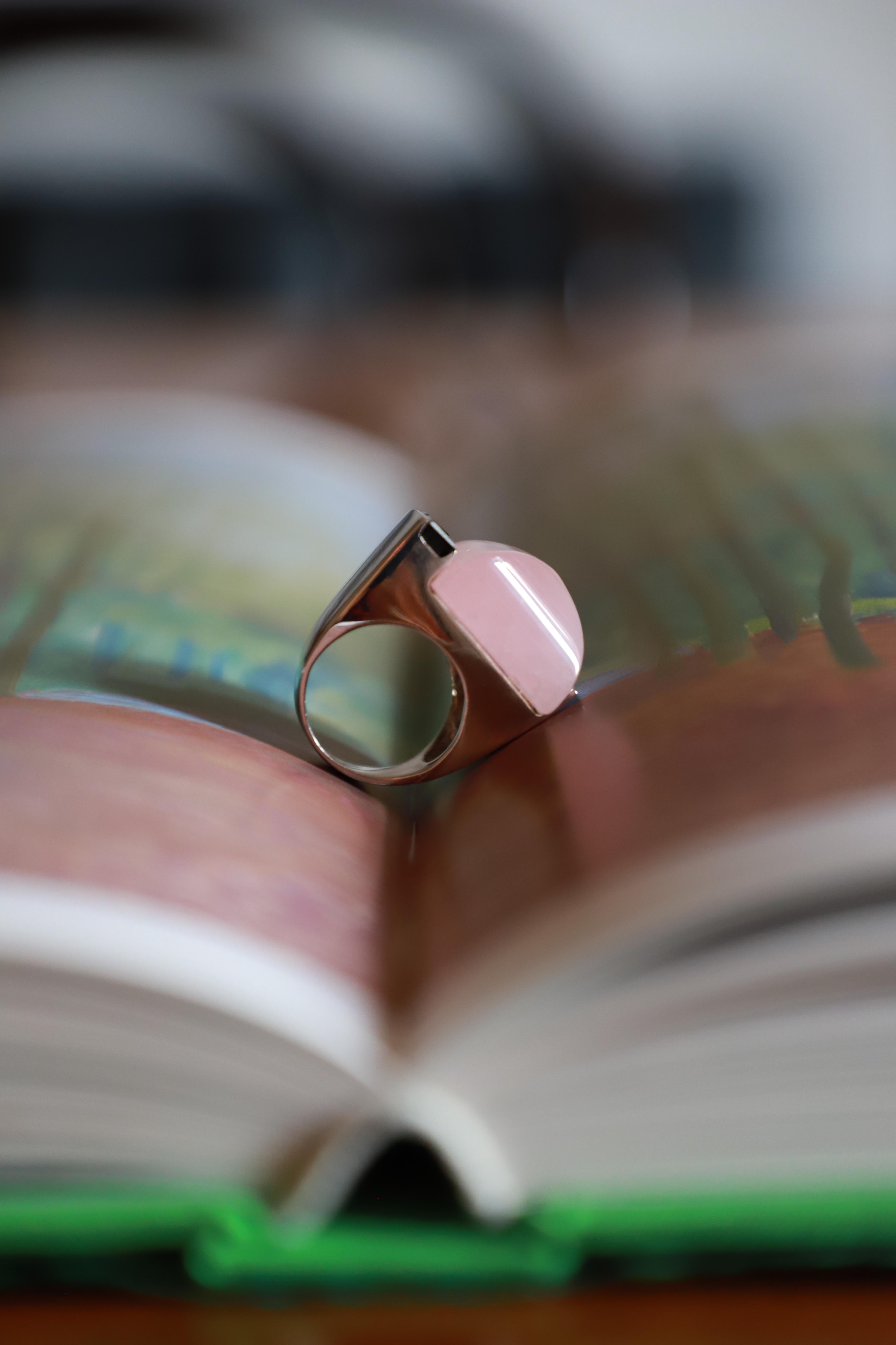 Rossella Ugolini Bague cocktail en plaqué or jaune 24kt avec quartz rose et onyx en vente 6