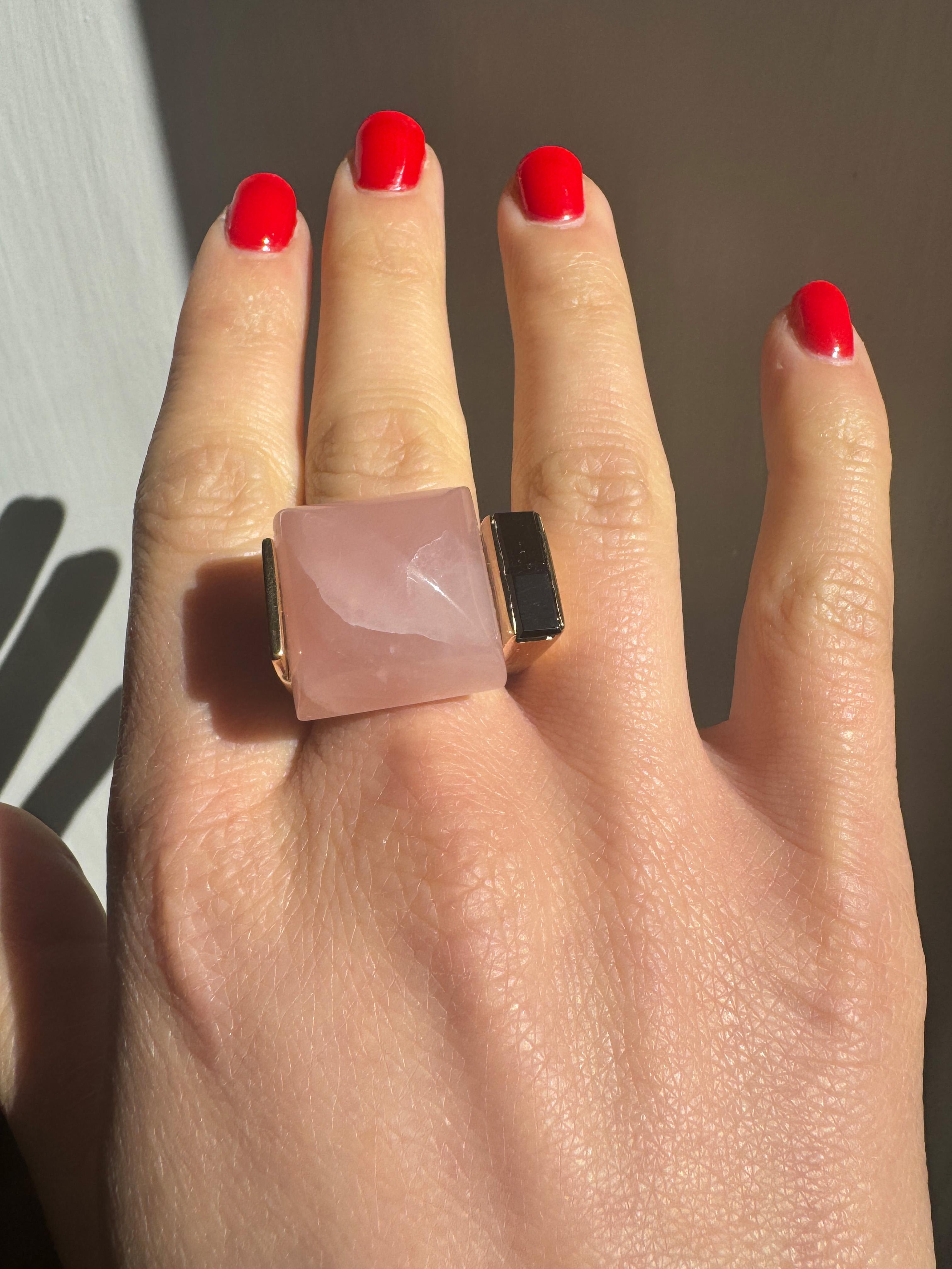 Rossella Ugolini Bague de cocktail en or jaune 24kt plaqué quartz rose onyx Bague de cocktail unique en son genre.
Dimension : Taille de l'anneau 6.5 USA
Longueur : 26 mm
Quartz rose : 20mm x 20mm
Bague cocktail audacieuse et confortable en argent
