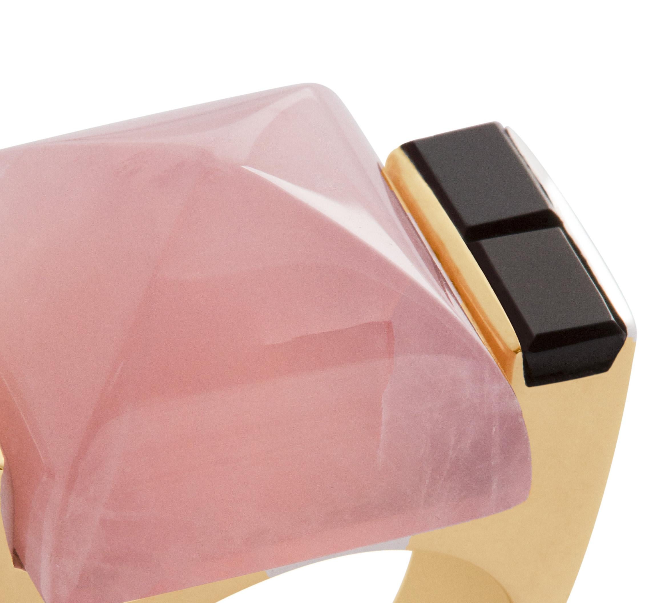 Rossella Ugolini Bague cocktail en plaqué or jaune 24kt avec quartz rose et onyx Neuf - En vente à Rome, IT