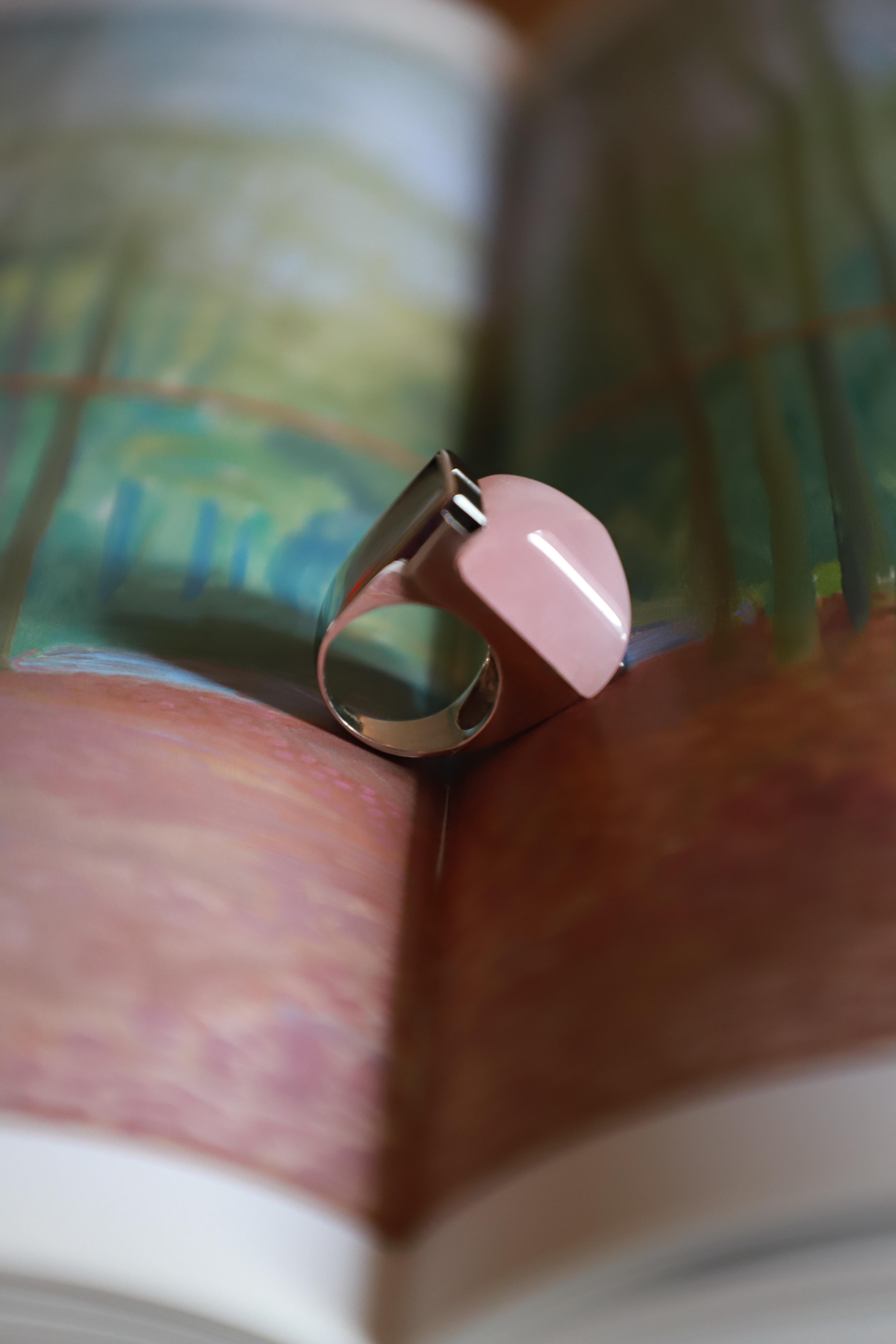 Taille cabochon « sugarloaf » Rossella Ugolini Bague cocktail en plaqué or jaune 24kt avec quartz rose et onyx en vente
