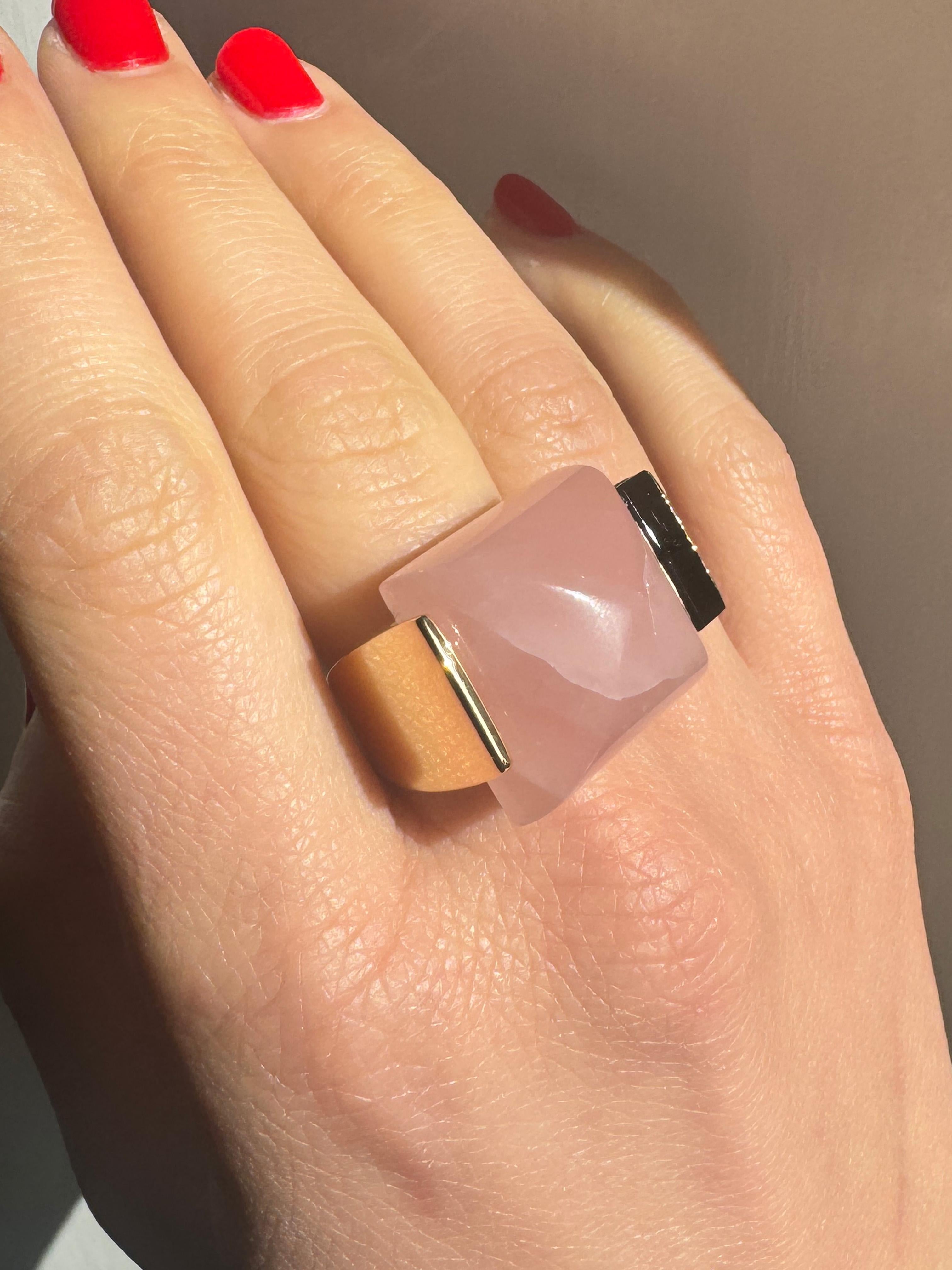 Rossella Ugolini Bague cocktail en plaqué or jaune 24kt avec quartz rose et onyx en vente 1
