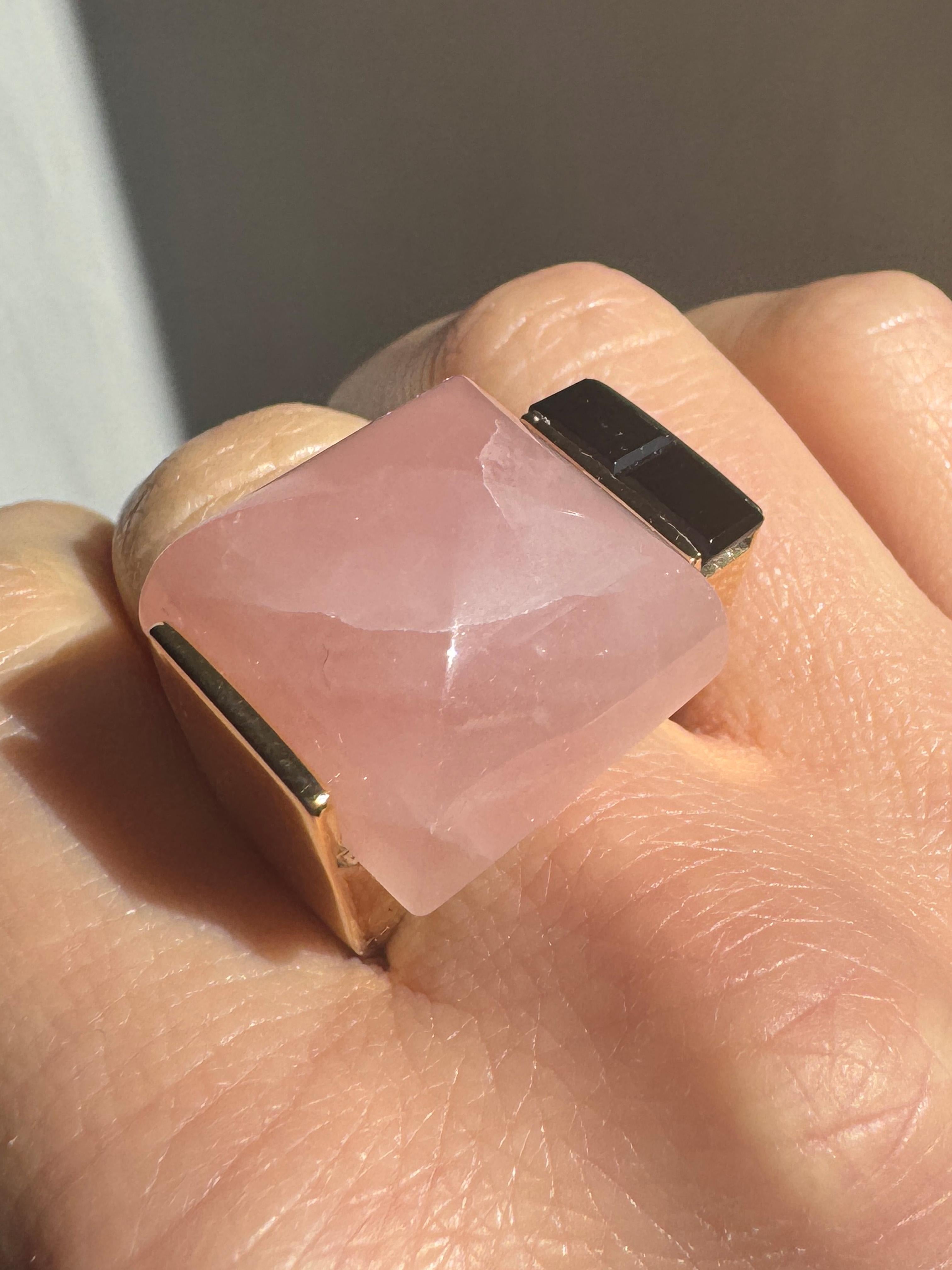 Rossella Ugolini Bague cocktail en plaqué or jaune 24kt avec quartz rose et onyx en vente 3