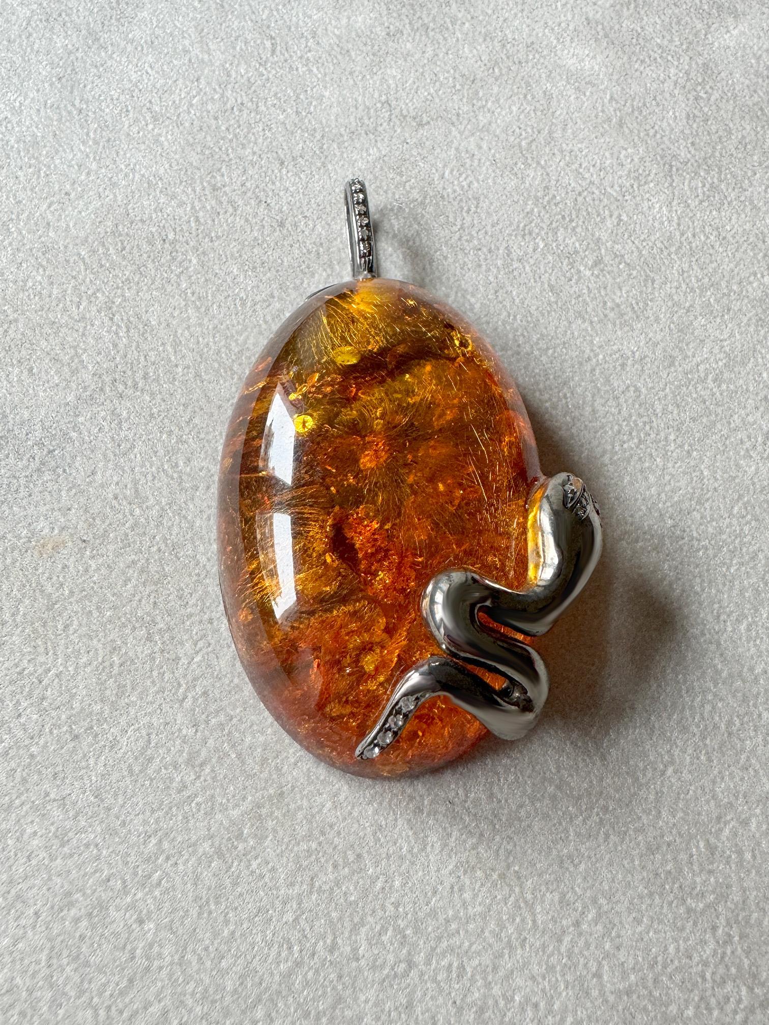 Ciondolo a serpente in argento brunito Rossella Ugolini Bold Oval Amber 0,21 Carati White Diamonds.
Dimensioni: lunghezza 2,7 pollici (7,1 cm)   Larghezza 1,4