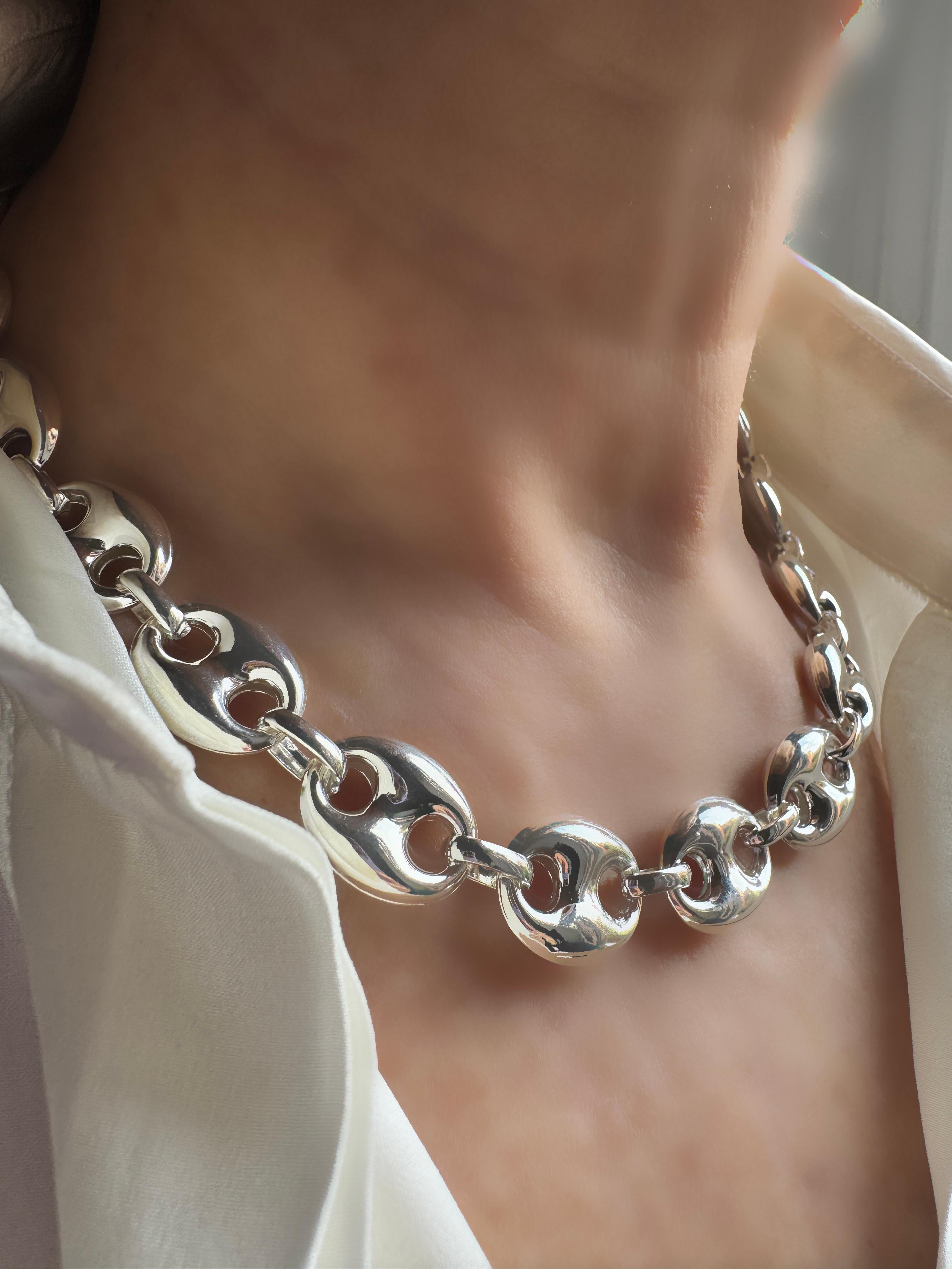 Rossella Ugolini Anker-inspirierte Kette Sterling Silber Kette Halskette Made in Italy. Bold Chaine d'Ancre Marine Silber Sterling Halskette, cm 45 in der Länge. 18 Zoll, verfügbar andere Größe auf Bestellung.
Dieses Schmuckstück zeichnet sich durch