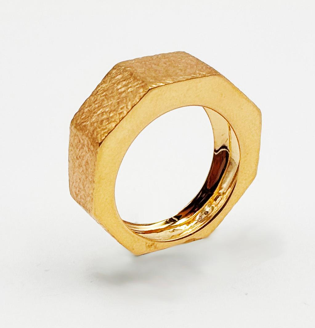 Rossella Ugolini Art Deco Style Personalized Hammered 18K Yellow Gold Man Ring In New Condition For Sale In Rome, IT
