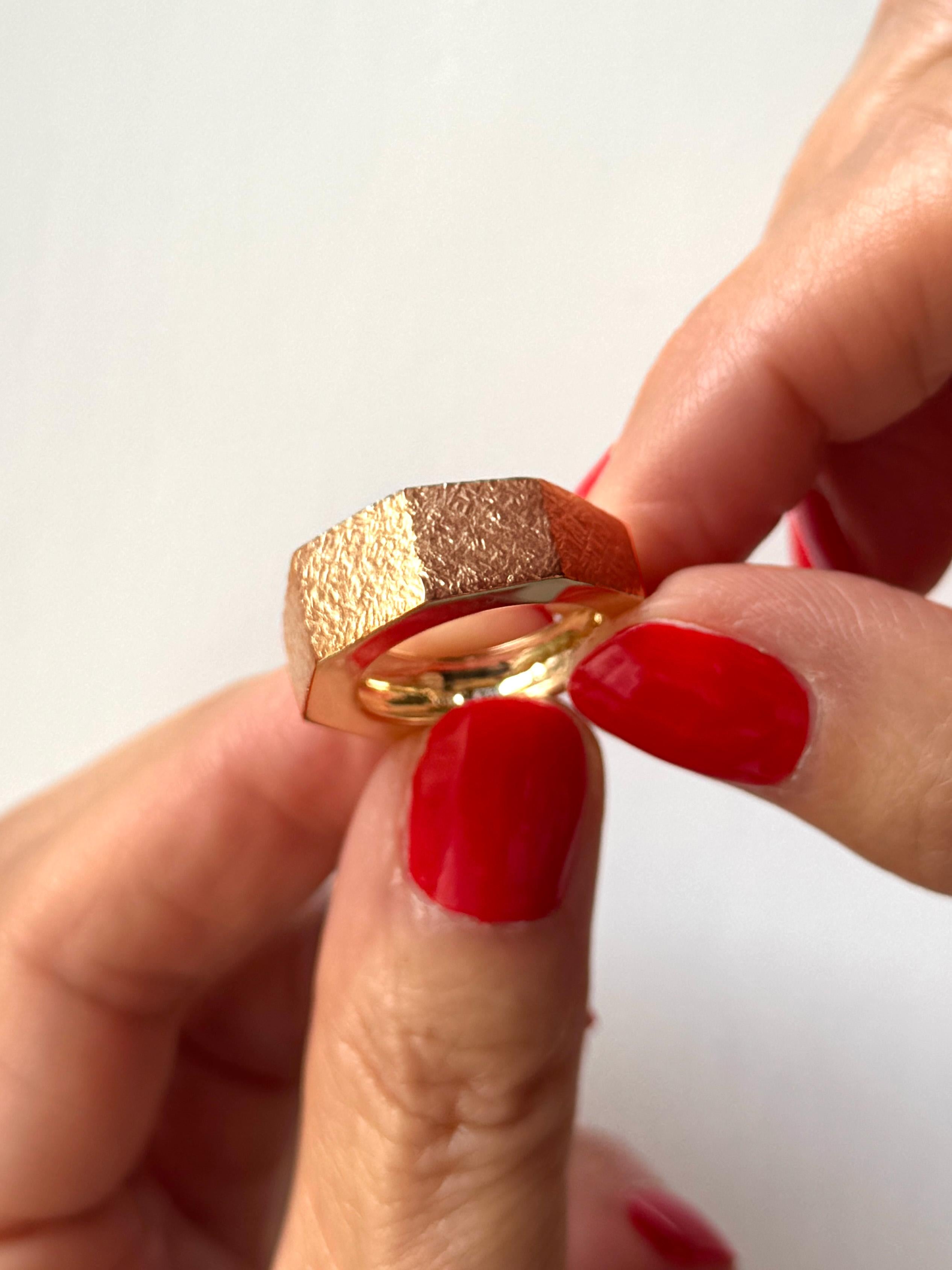 Rossella Ugolini Art Deco Style Personalized Hammered 18K Yellow Gold Man Ring For Sale 2