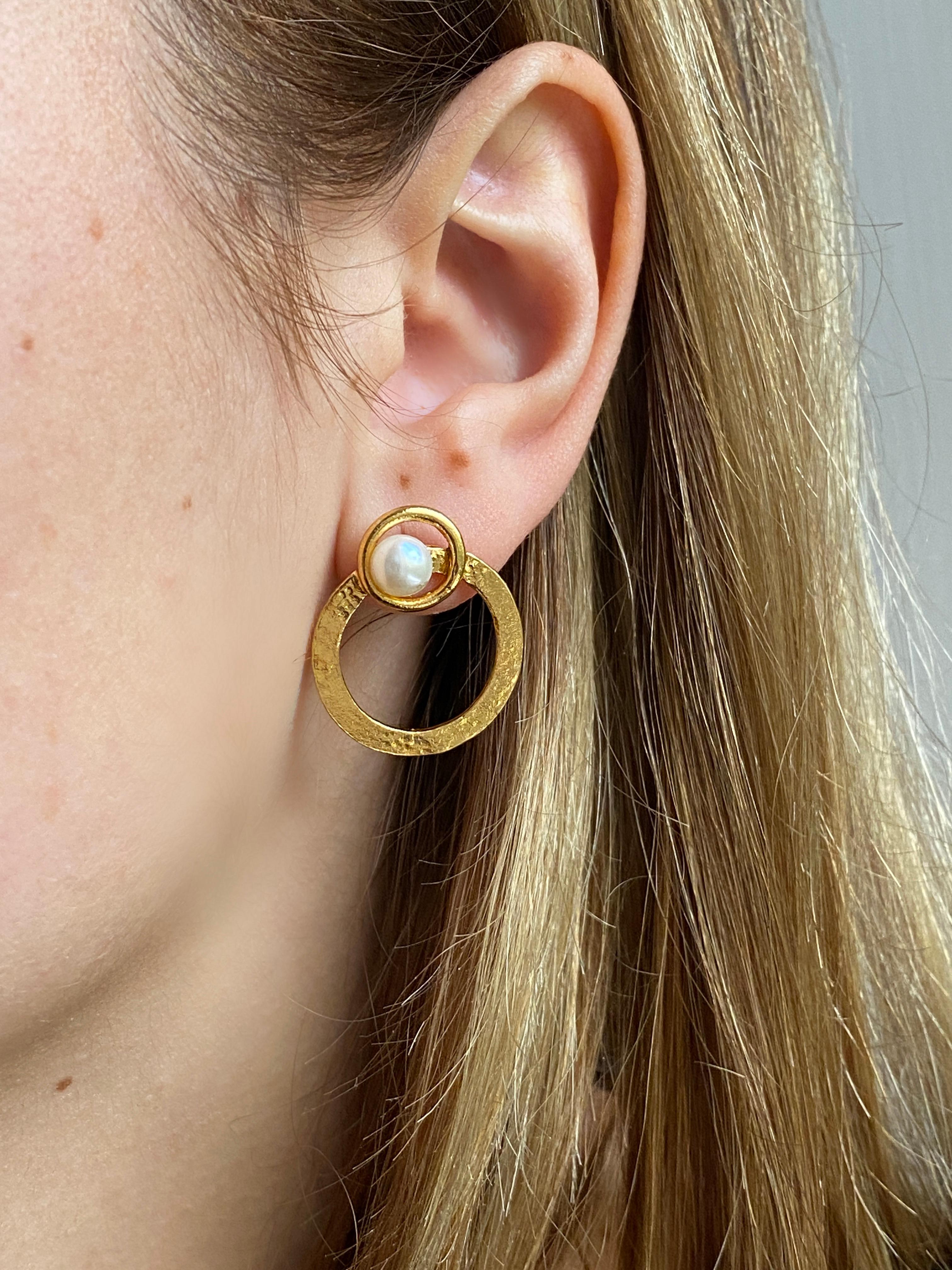 Rossella Ugolini Artisan Hammered 18K Yellow Gold Modern Hoops Stud Earrings In New Condition For Sale In Rome, IT