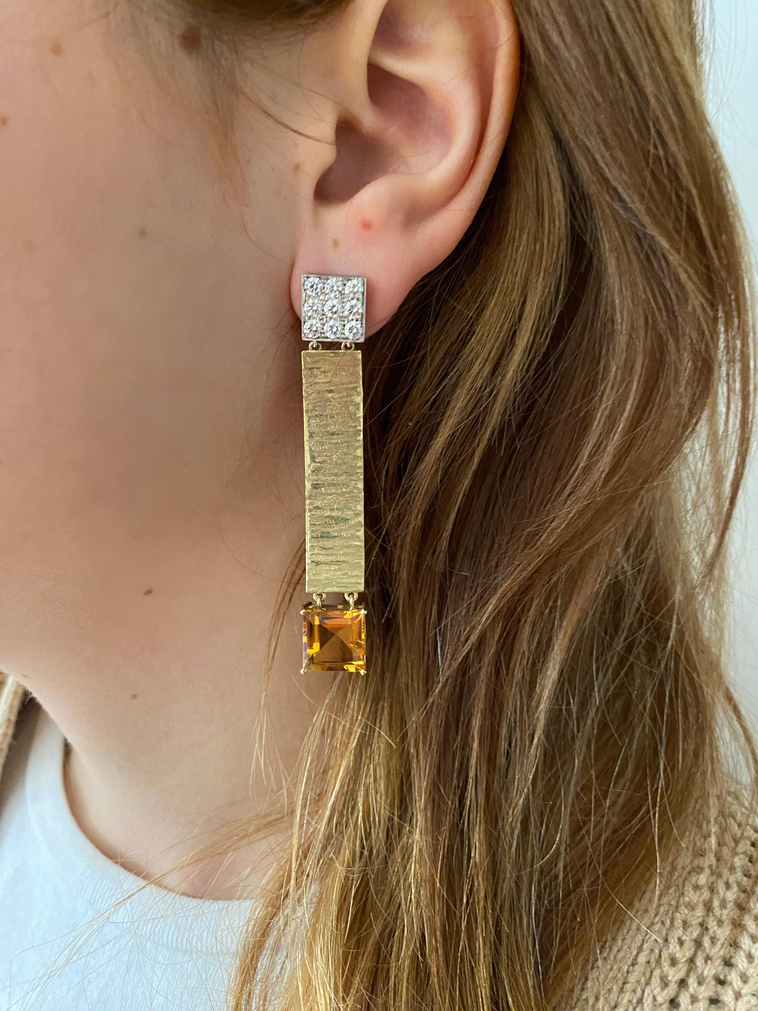 Les boucles d'oreilles en or jaune 18 carats martelé et rayé avec 1,80 carats de diamants blancs et une citrine de taille carrée sont un exemple étonnant d'élégance contemporaine. Ces boucles d'oreilles linéaires, à la fois artistiques et