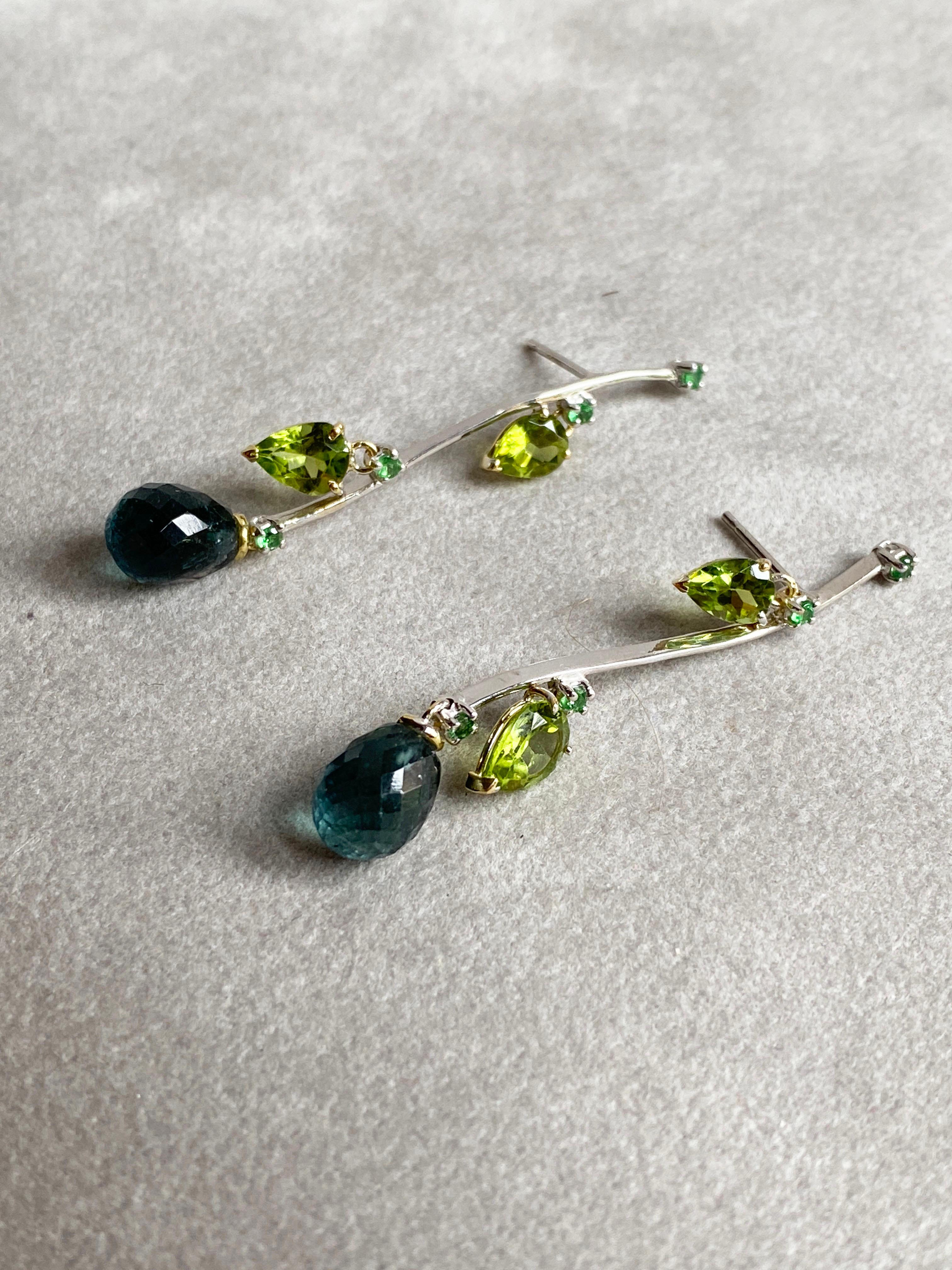 Rossella Ugolini Pendants d'oreilles en or 18 carats avec tourmaline bleu-vert, péridots et émeraudes en vente 7