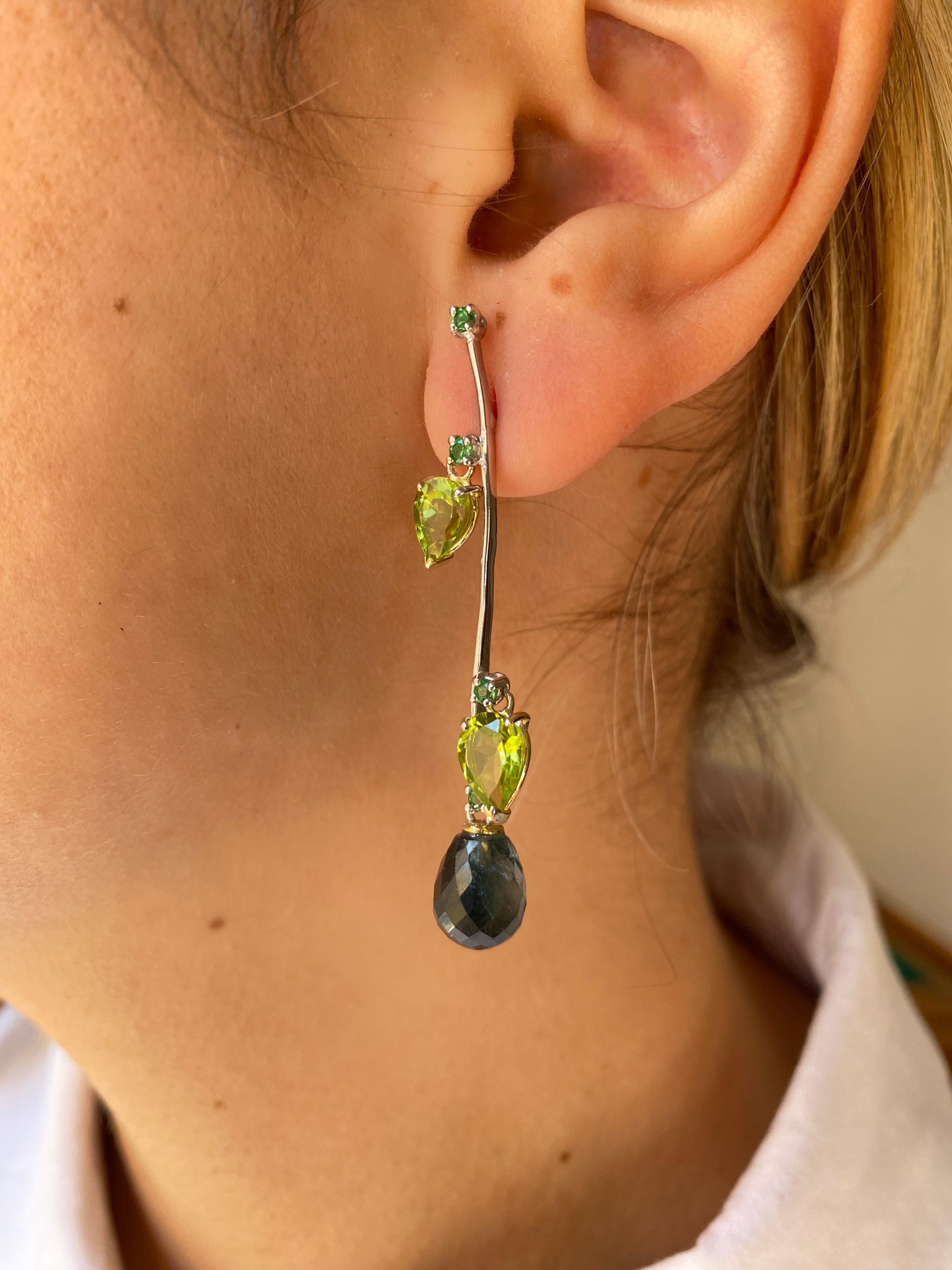Rossella Ugolini Pendants d'oreilles en or 18 carats avec tourmaline bleu-vert, péridots et émeraudes en vente 1