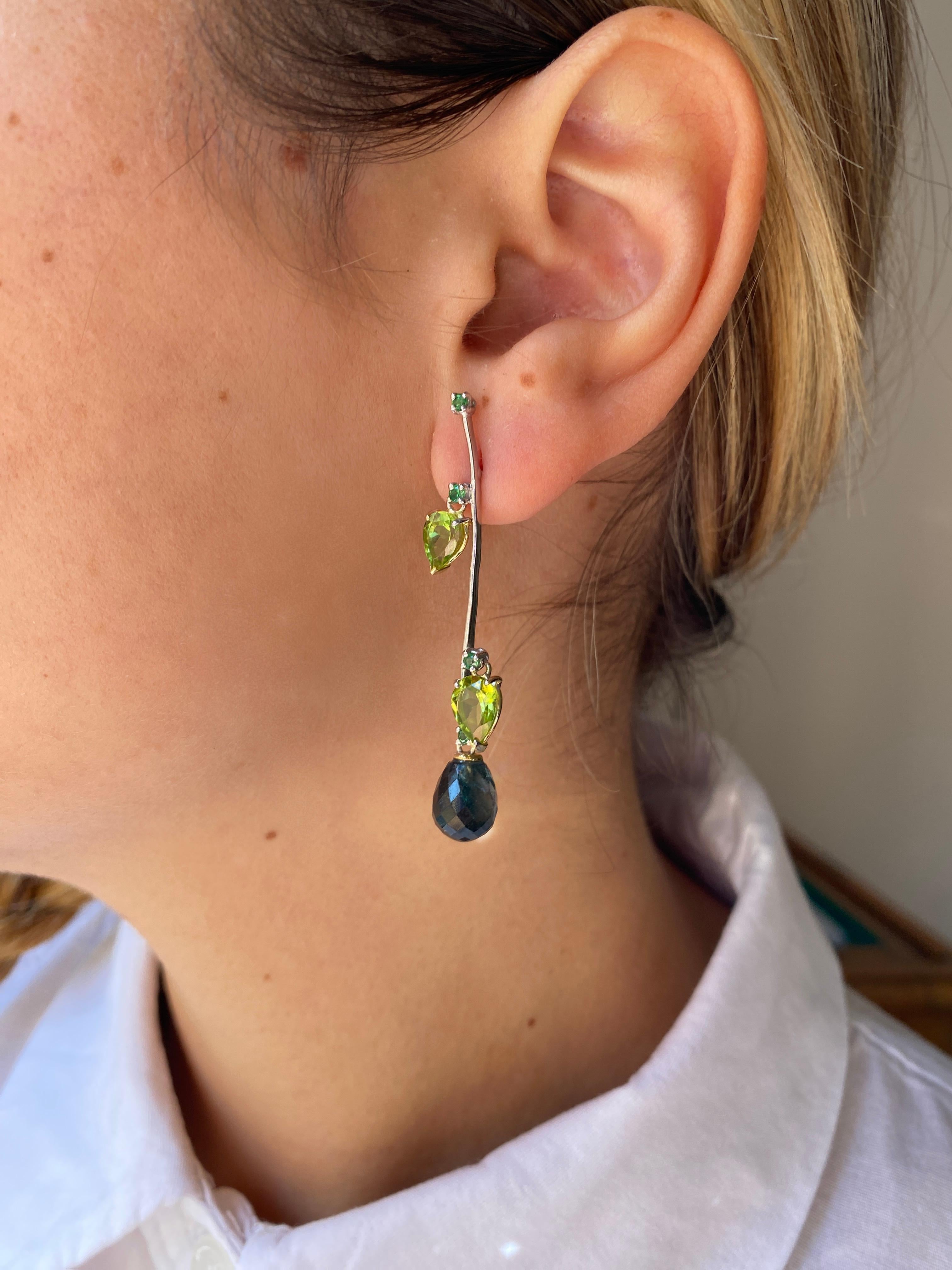 Rossella Ugolini Pendants d'oreilles en or 18 carats avec tourmaline bleu-vert, péridots et émeraudes en vente 9