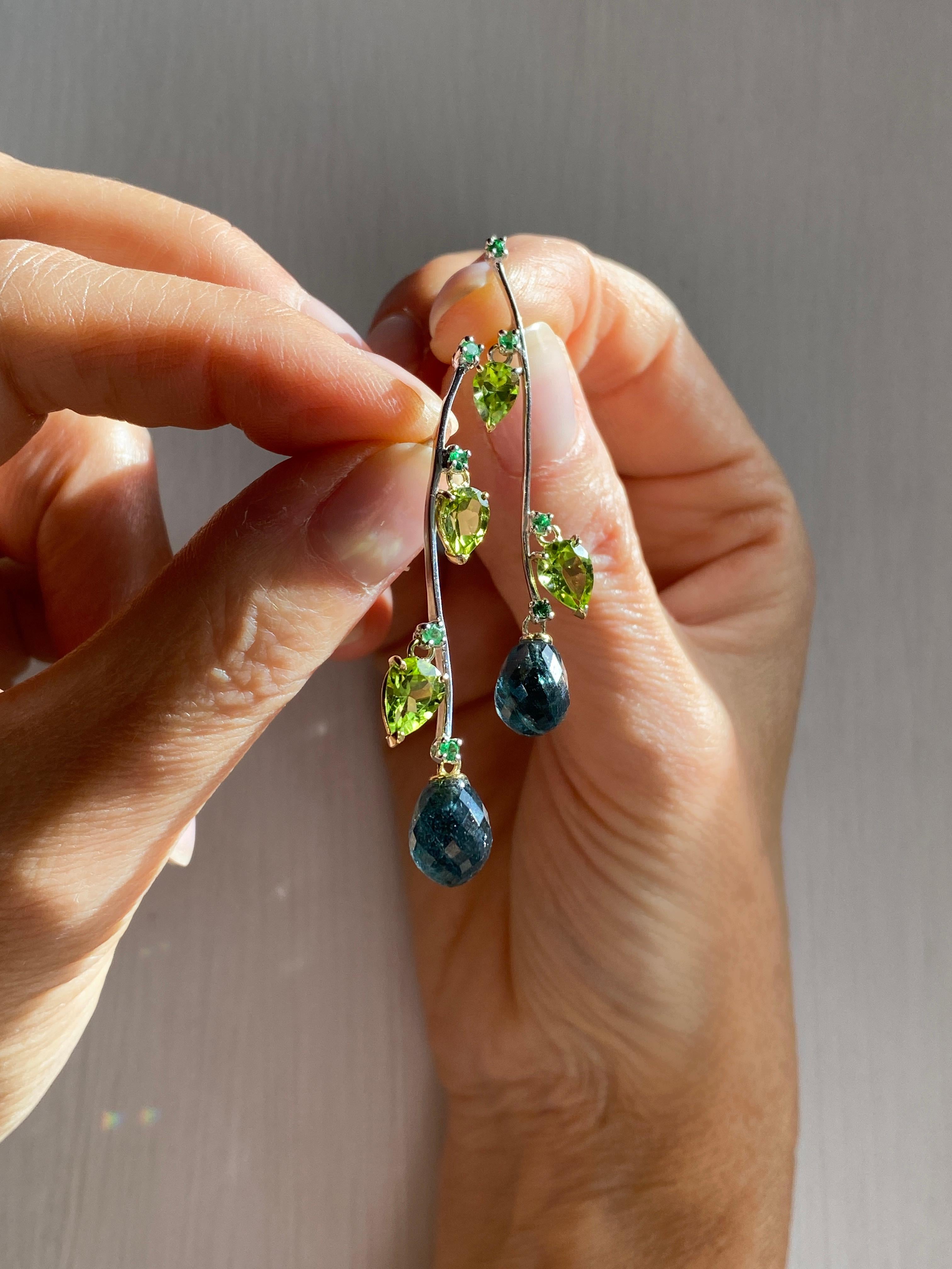 Rossella Ugolini Pendants d'oreilles en or 18 carats avec tourmaline bleu-vert, péridots et émeraudes en vente 10