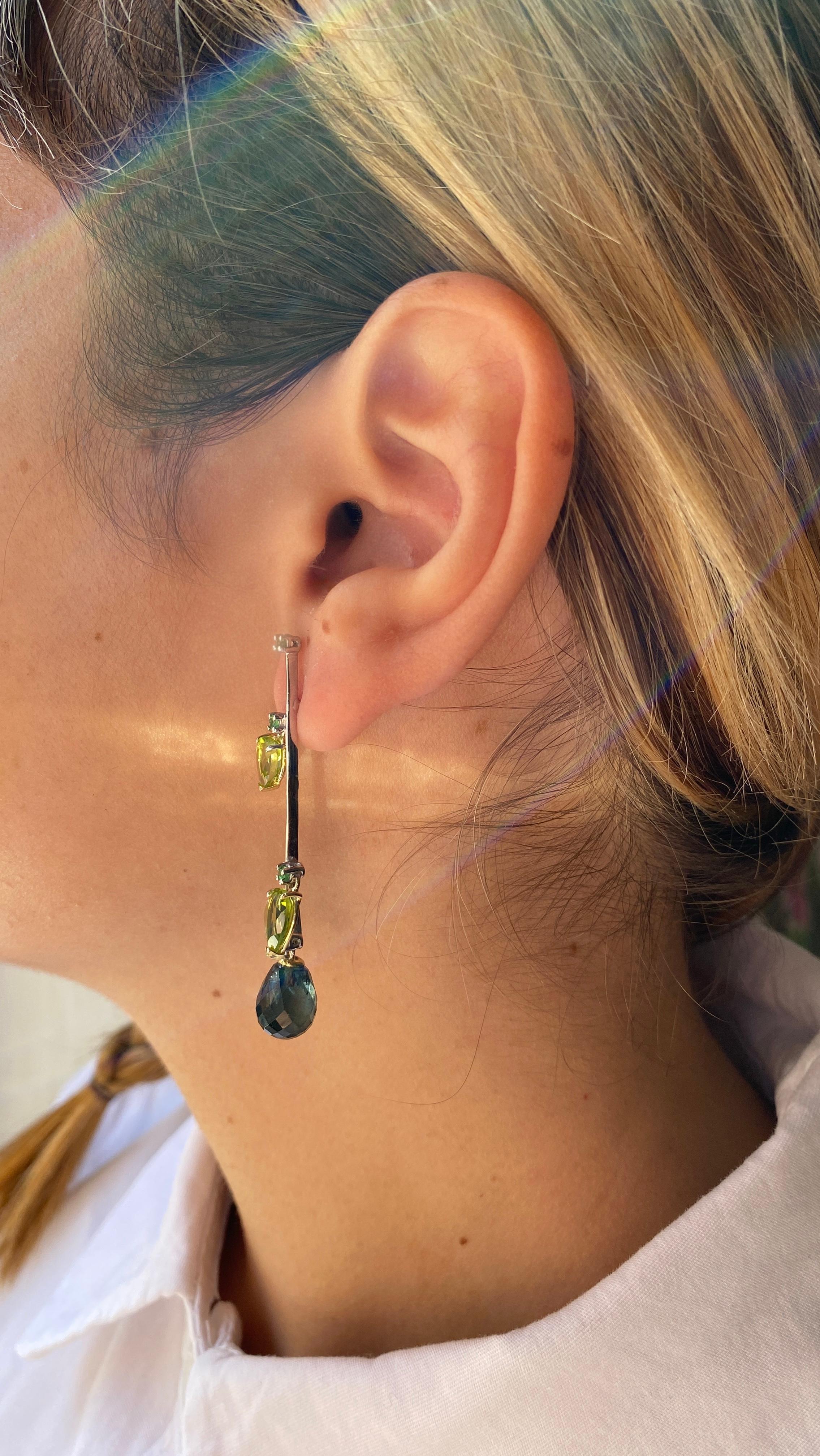 Rossella Ugolini Pendants d'oreilles en or 18 carats avec tourmaline bleu-vert, péridots et émeraudes en vente 6