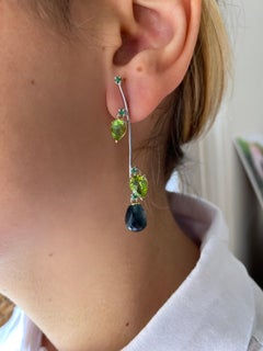 Rossella Ugolini Ohrhänger aus 18 Karat Gold mit blauem und grünem Turmalin, Peridot und Smaragden