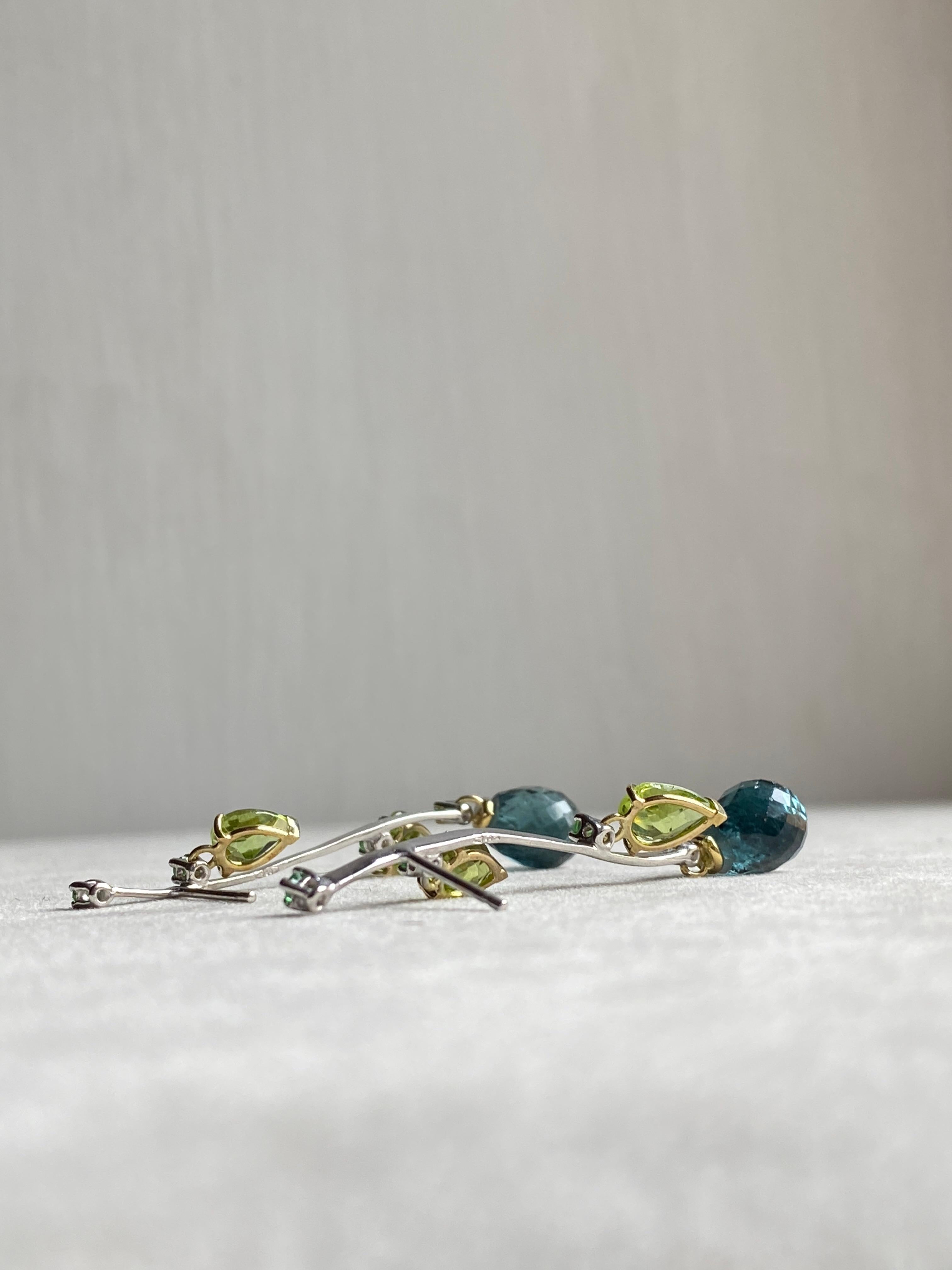 Rossella Ugolini Pendants d'oreilles en or 18 carats avec tourmaline bleu-vert, péridots et émeraudes Neuf - En vente à Rome, IT