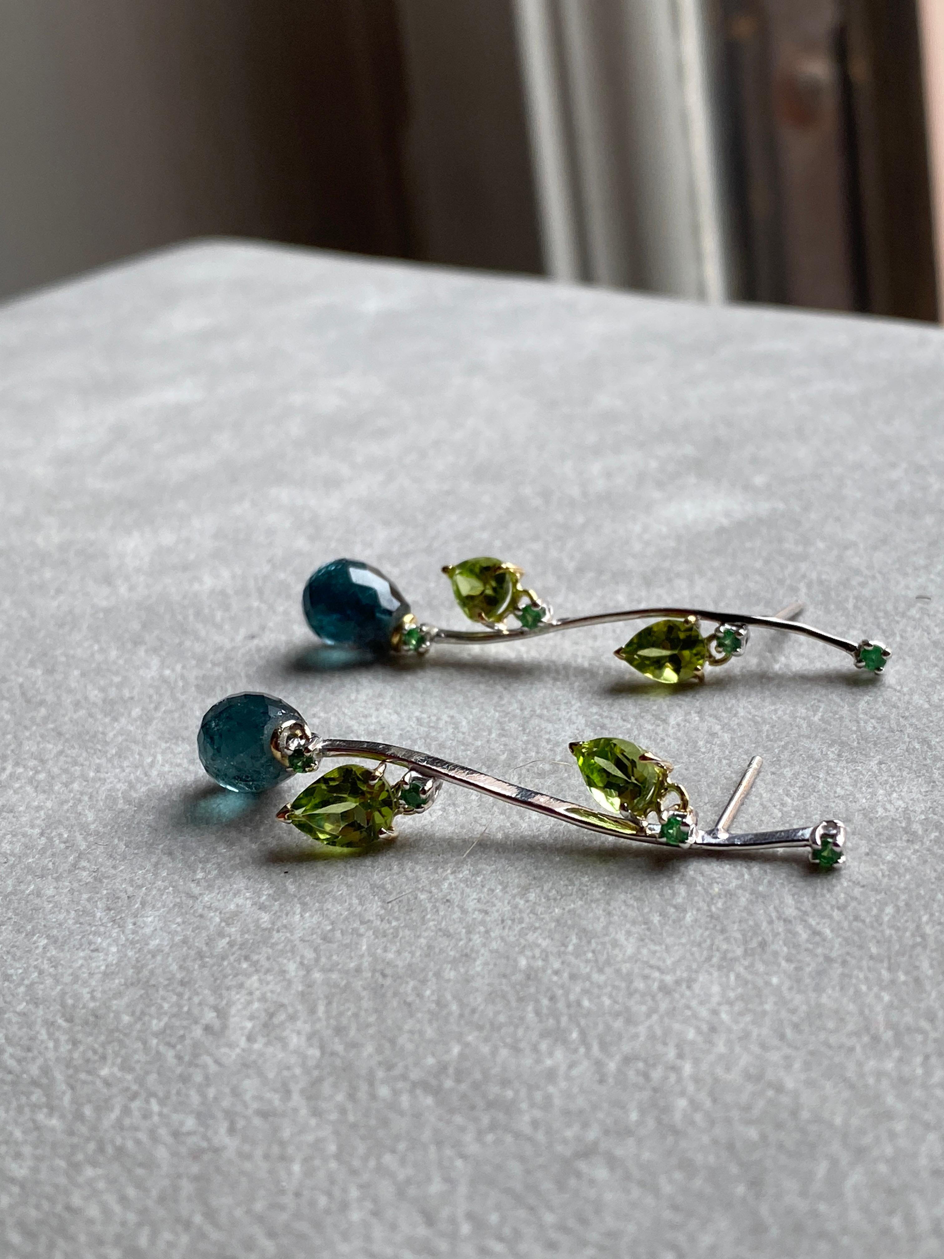 Rossella Ugolini Pendants d'oreilles en or 18 carats avec tourmaline bleu-vert, péridots et émeraudes en vente 2