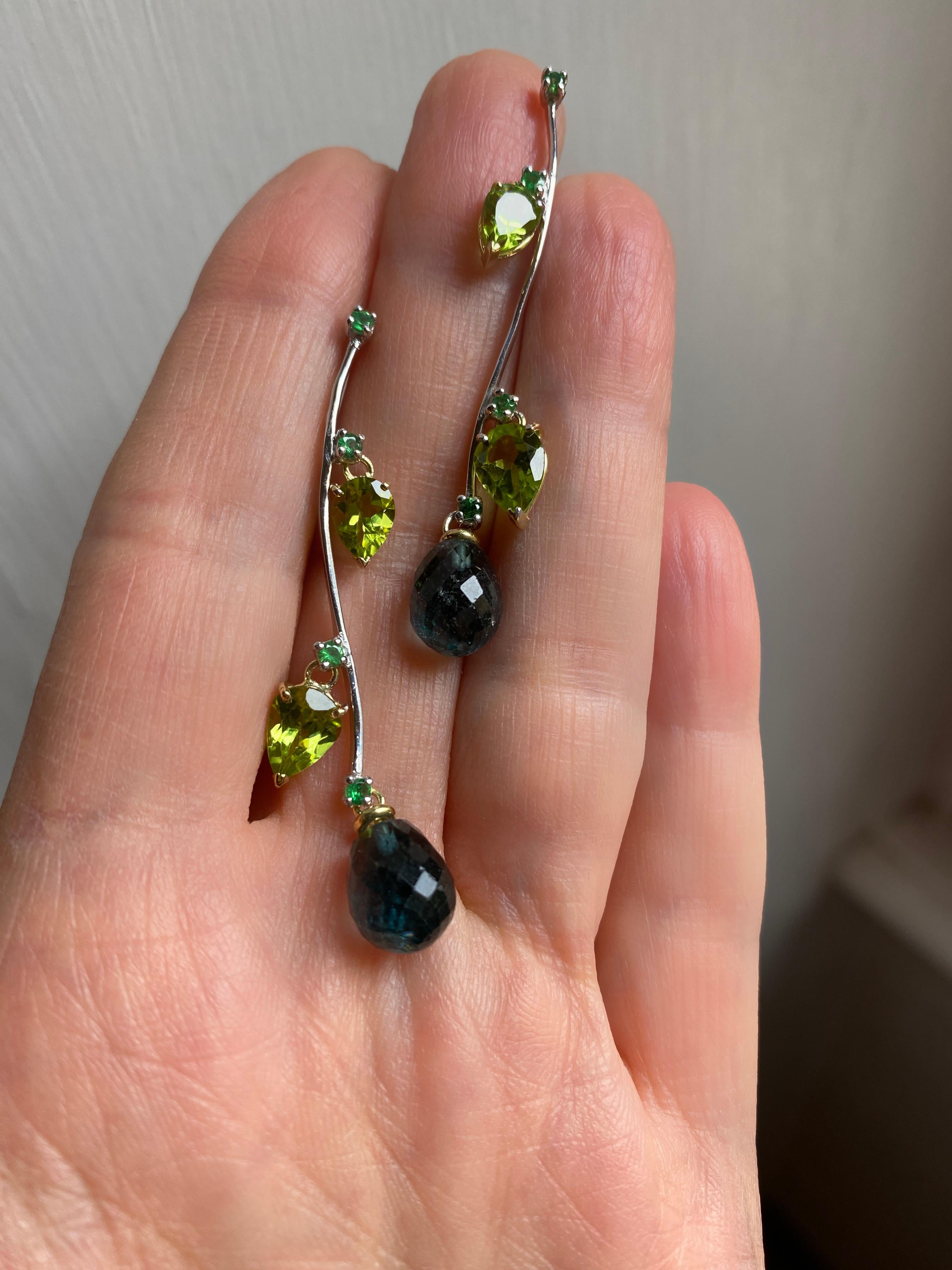 Rossella Ugolini Pendants d'oreilles en or 18 carats avec tourmaline bleu-vert, péridots et émeraudes en vente 3