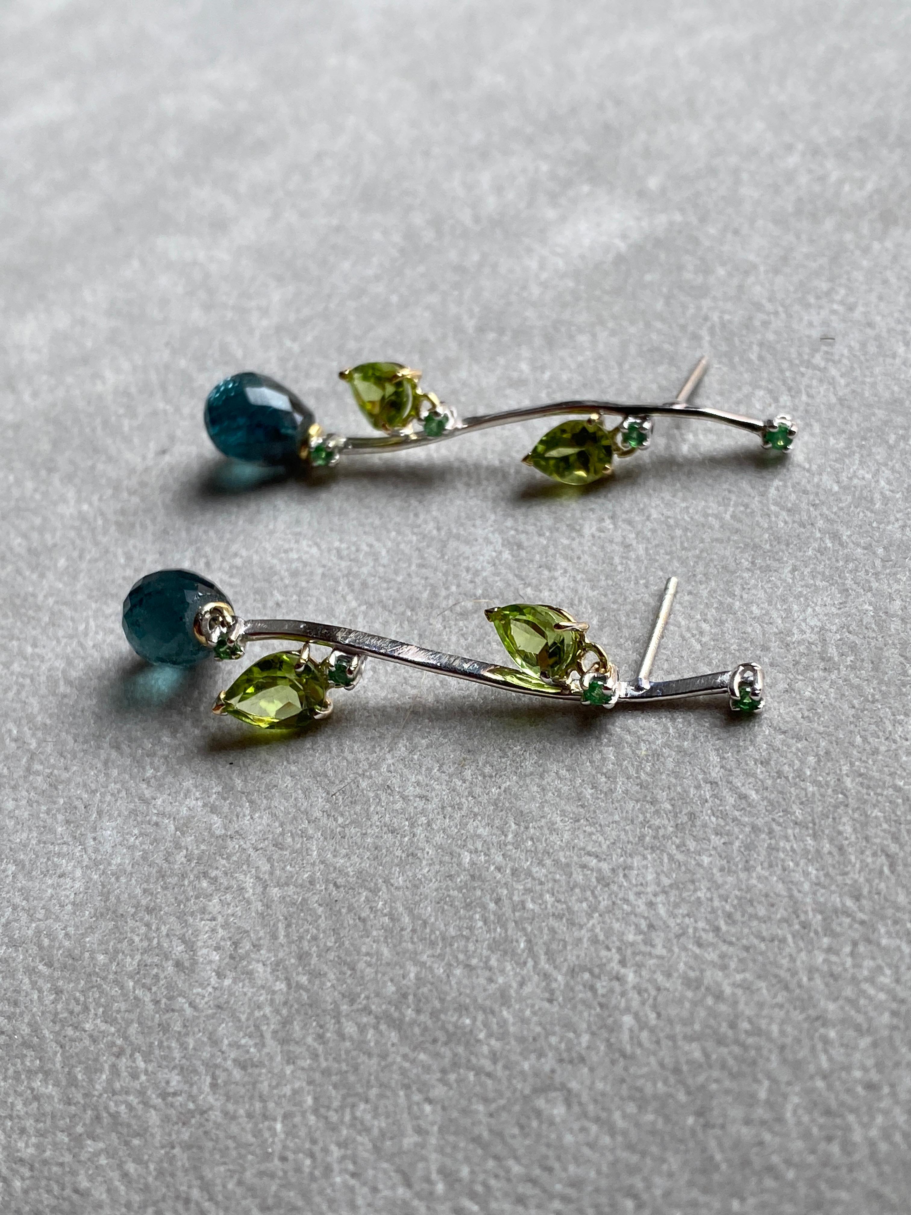 Rossella Ugolini Pendants d'oreilles en or 18 carats avec tourmaline bleu-vert, péridots et émeraudes en vente 5