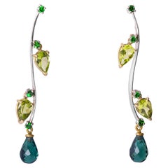 Rossella Ugolini Orecchini pendenti in oro 18 carati con tormalina blu-verde, peridoto e smeraldi