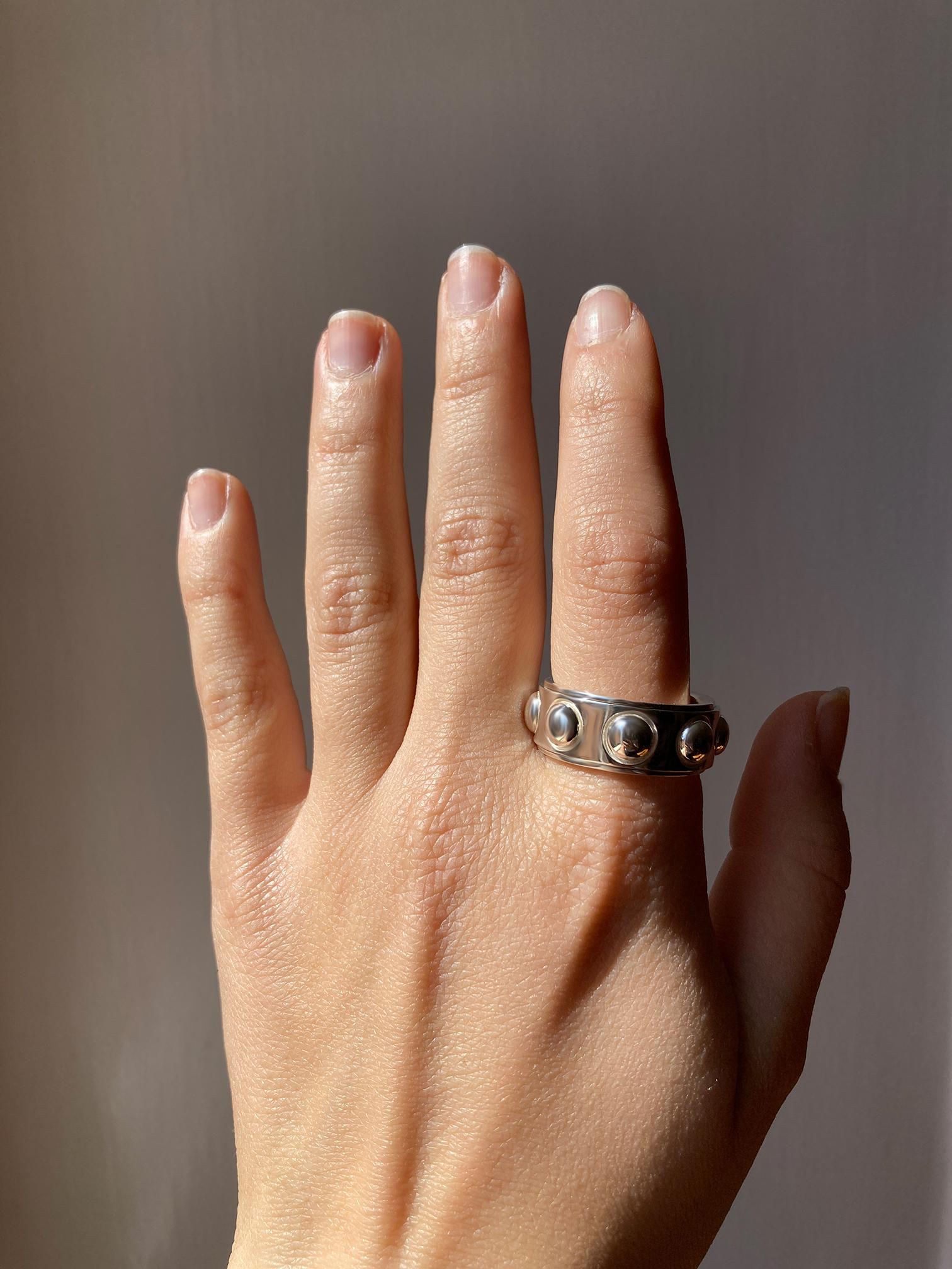 Rossella Ugolini Brushed Platinum No Stress Rotating Men’s Band Ring . A premium men’s ring designed for style and relaxation. Handcrafted in Italy, this satin platinum ring features an innovative rotating design with two dynamic bands. The upper