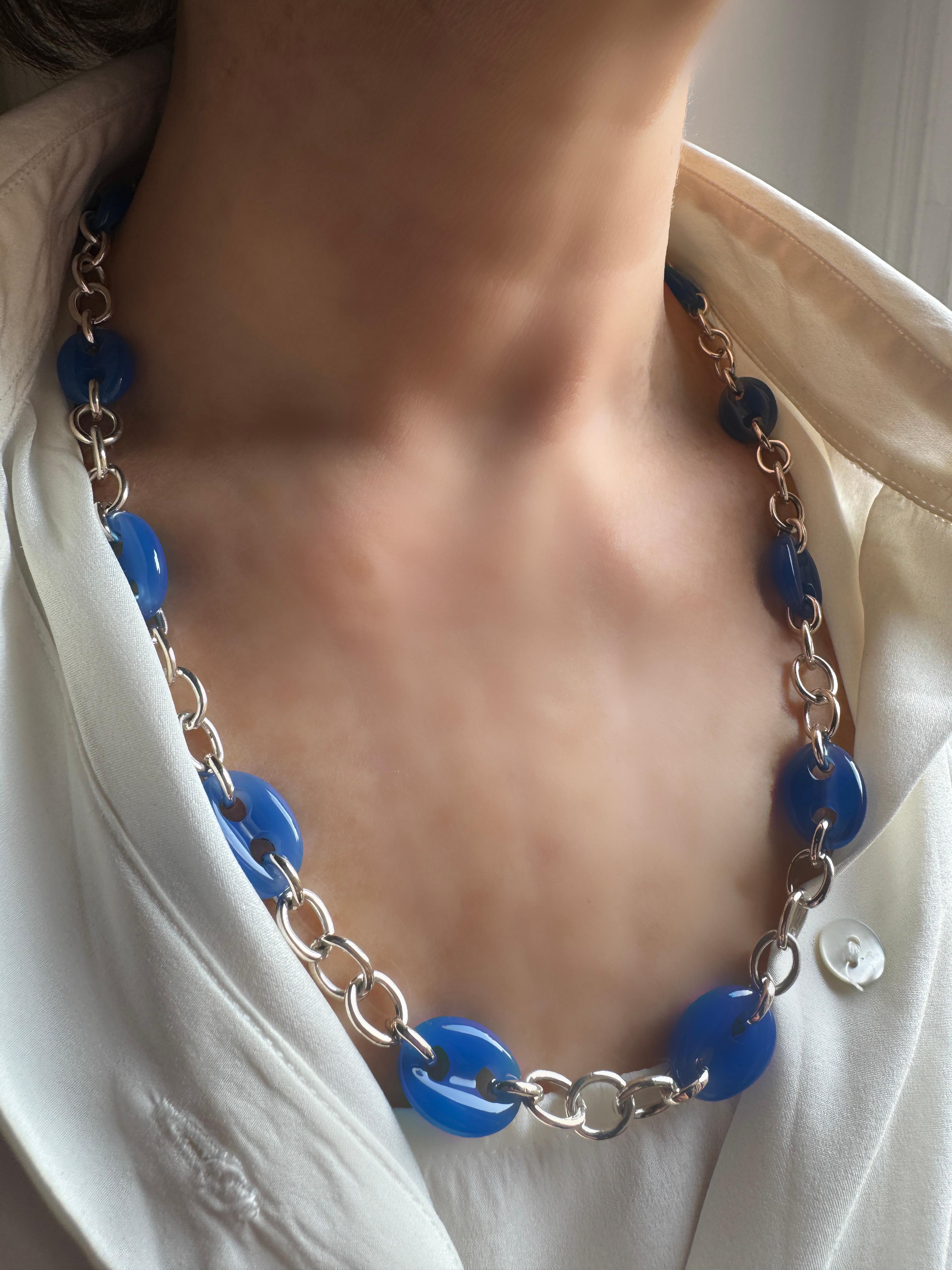 Rossella Ugolini Catena D'Ancre Agata Blu in argento Sterling Collana unica nel suo genere 
Lunghezza della catena dell'ancora: 24 pollici (60 cm); Larghezza: 0,5 pollici (1,3 cm).
Questa collana unica, realizzata a mano in Italia, combina un design
