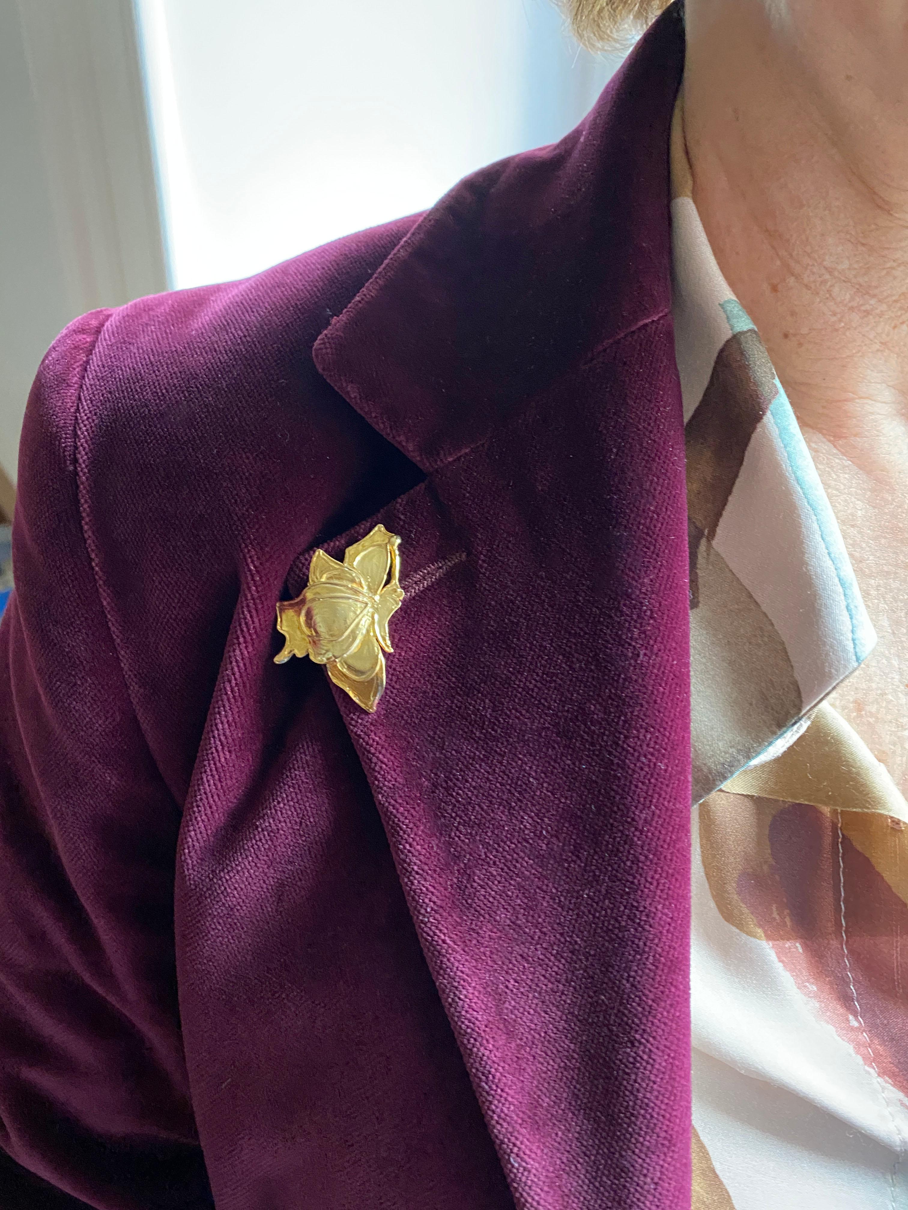 Rossella Ugolini Ephemery Butterfly Pin Argent Sterling 24k Yellow Gold Plated Broche unisexe. 
Dimension :
largeur : 0,94 (2,4 cm)
longueur : 1,57 pouces (4 cm)
L'épingle à papillon Eleg de Rossella Ugolini est une broche artisanale de luxe,